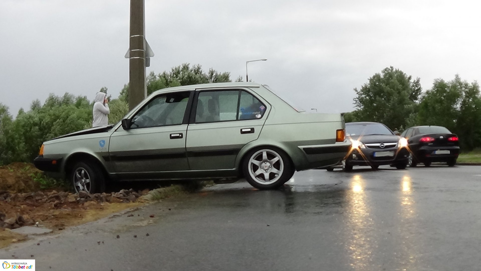 Villanyoszlopnak ütközött egy autó kedd este a Törzs utcán