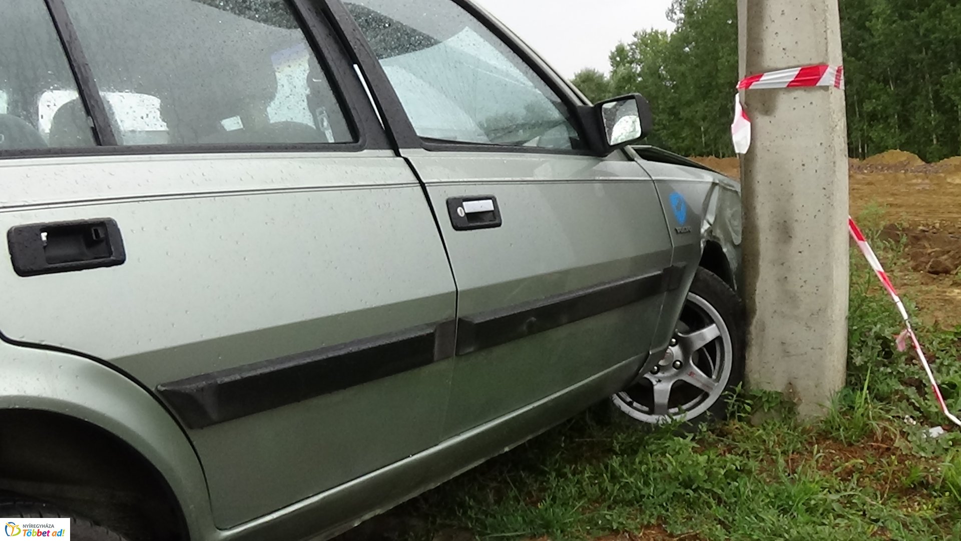 Villanyoszlopnak ütközött egy autó kedd este a Törzs utcán