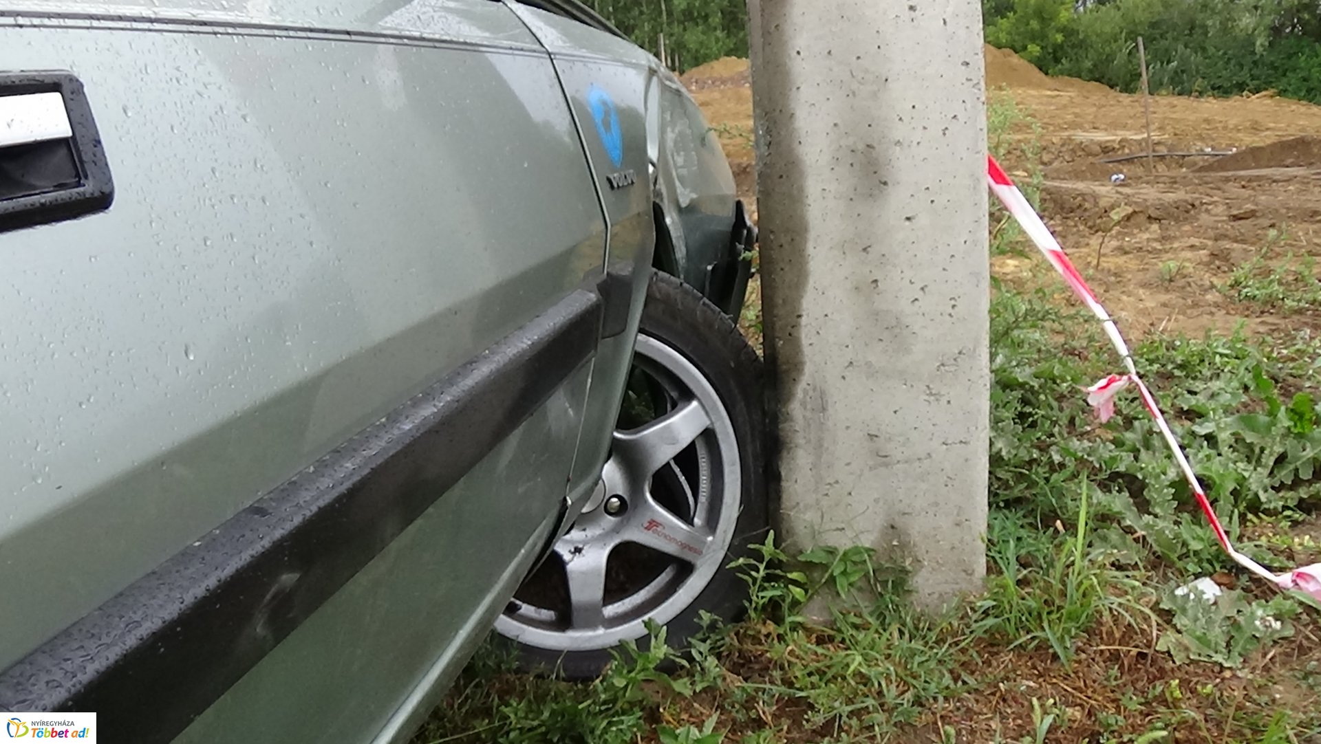 Villanyoszlopnak ütközött egy autó kedd este a Törzs utcán