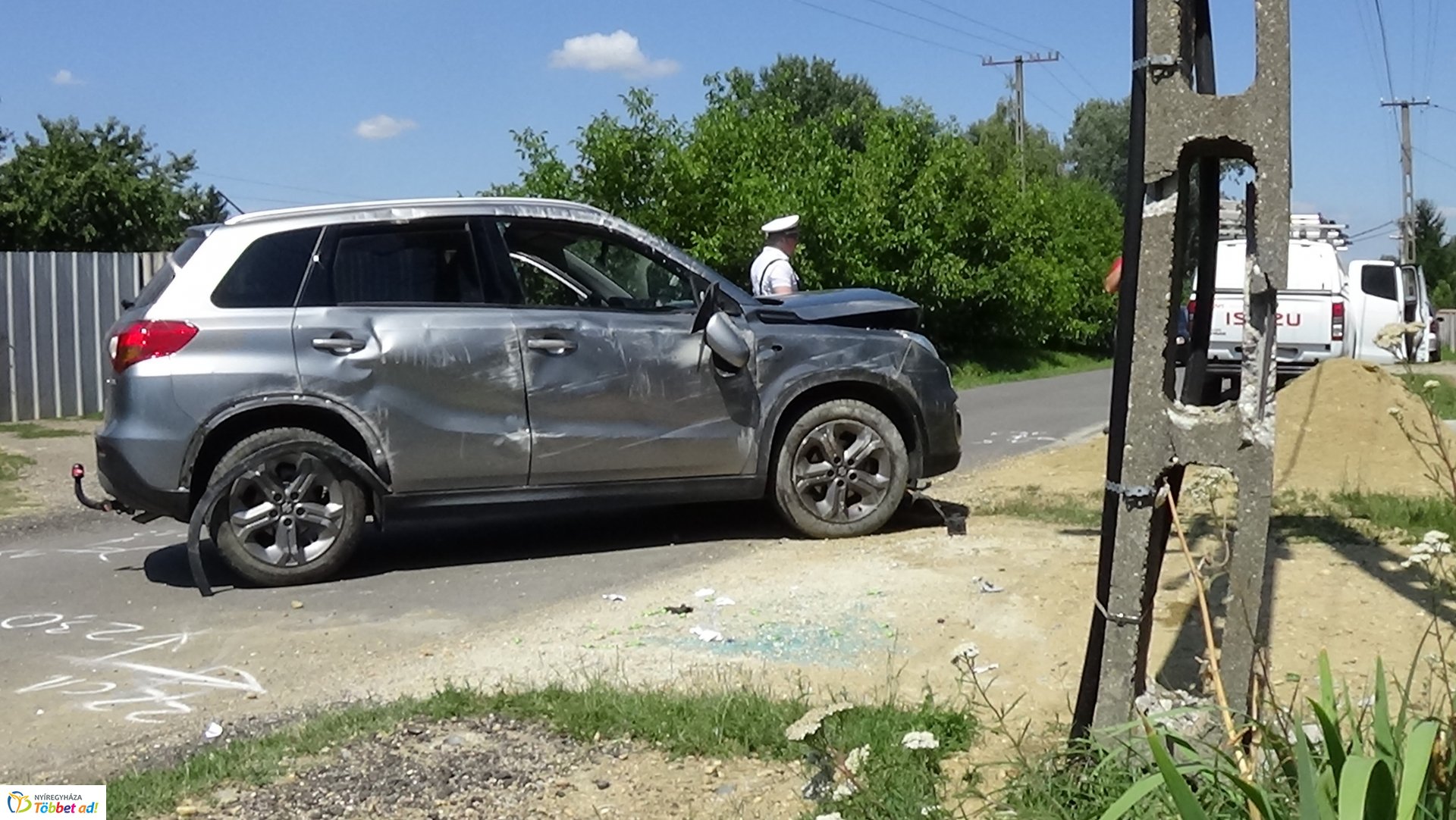 Villanyoszlopnak ütközött és felborult egy autó Sóstón