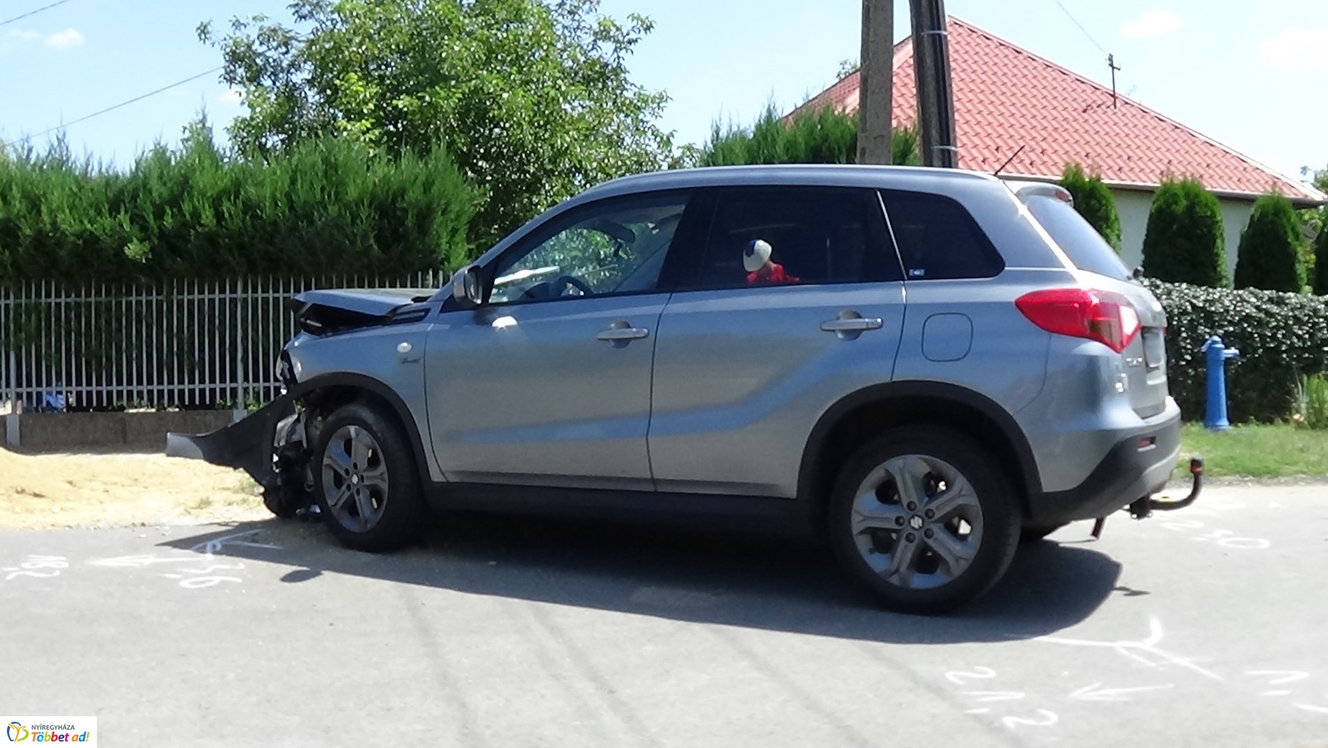 Villanyoszlopnak ütközött és felborult egy autó Sóstón