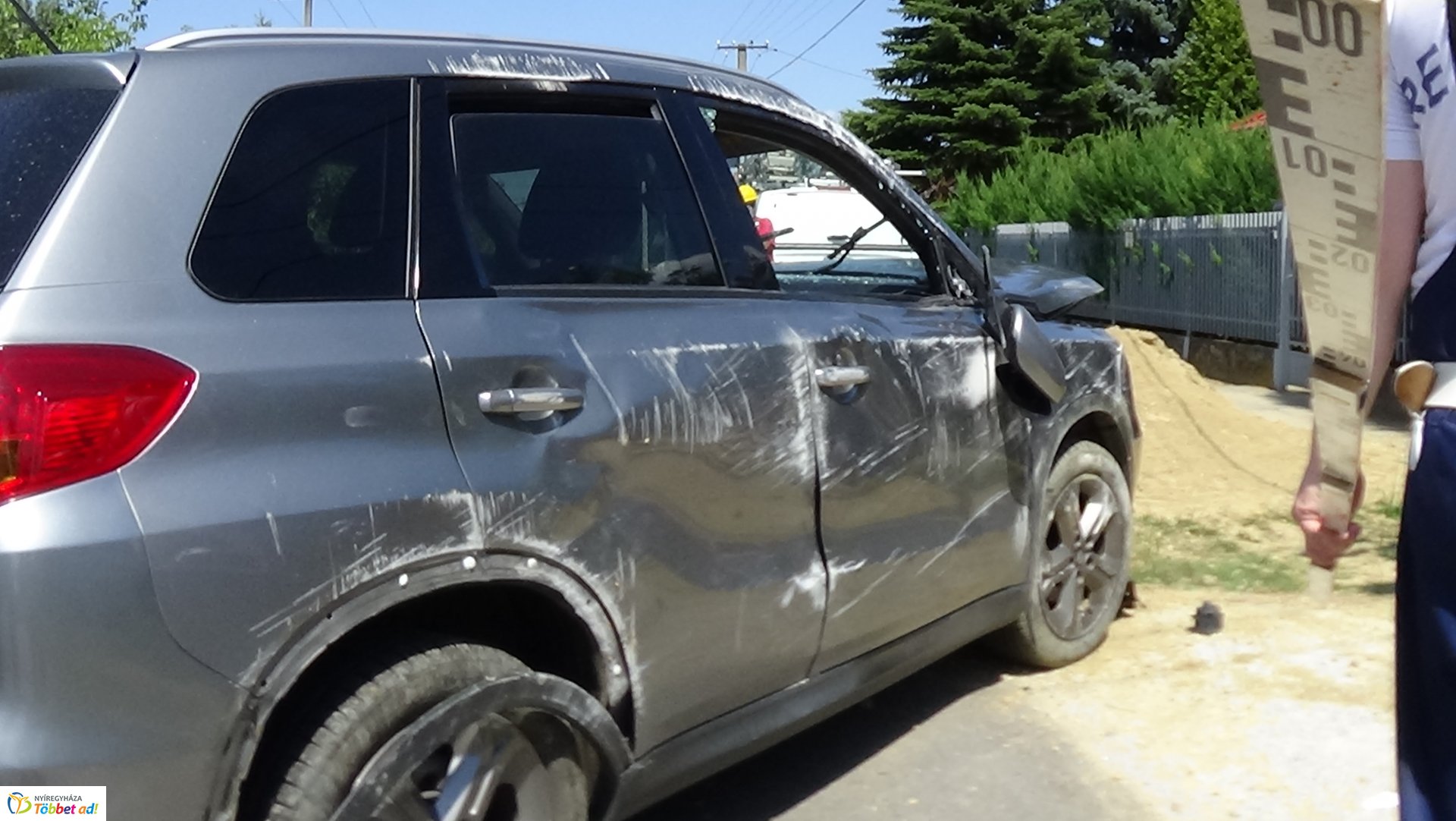 Villanyoszlopnak ütközött és felborult egy autó Sóstón