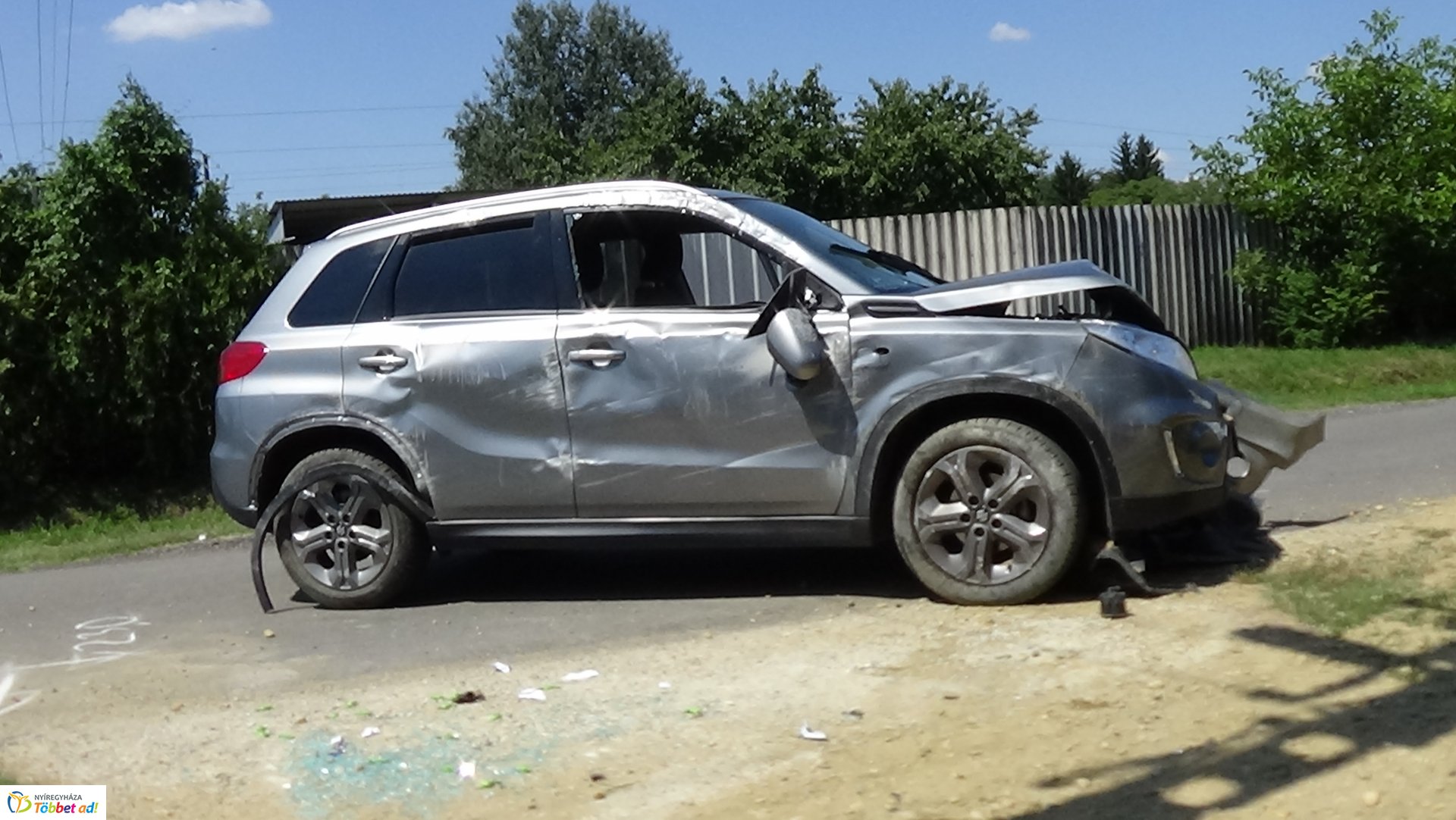 Villanyoszlopnak ütközött és felborult egy autó Sóstón