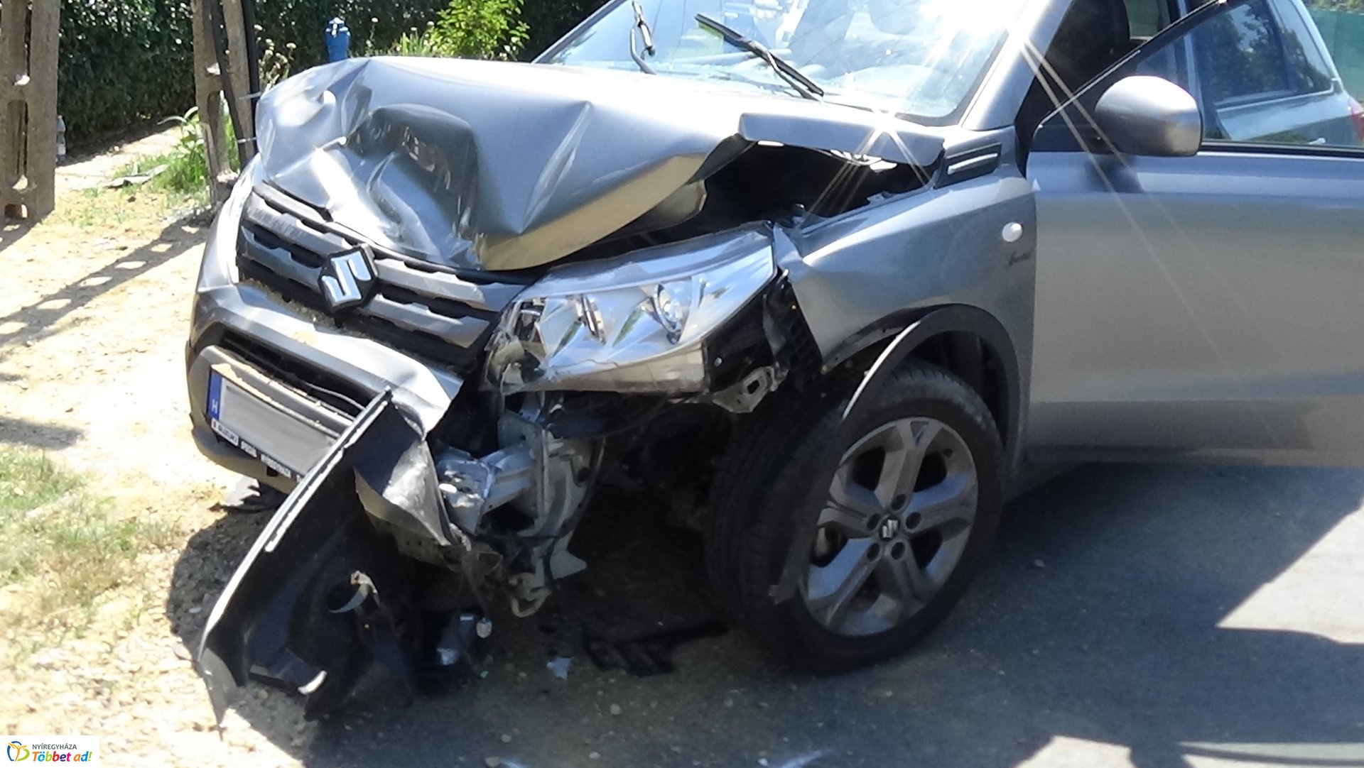 Villanyoszlopnak ütközött és felborult egy autó Sóstón