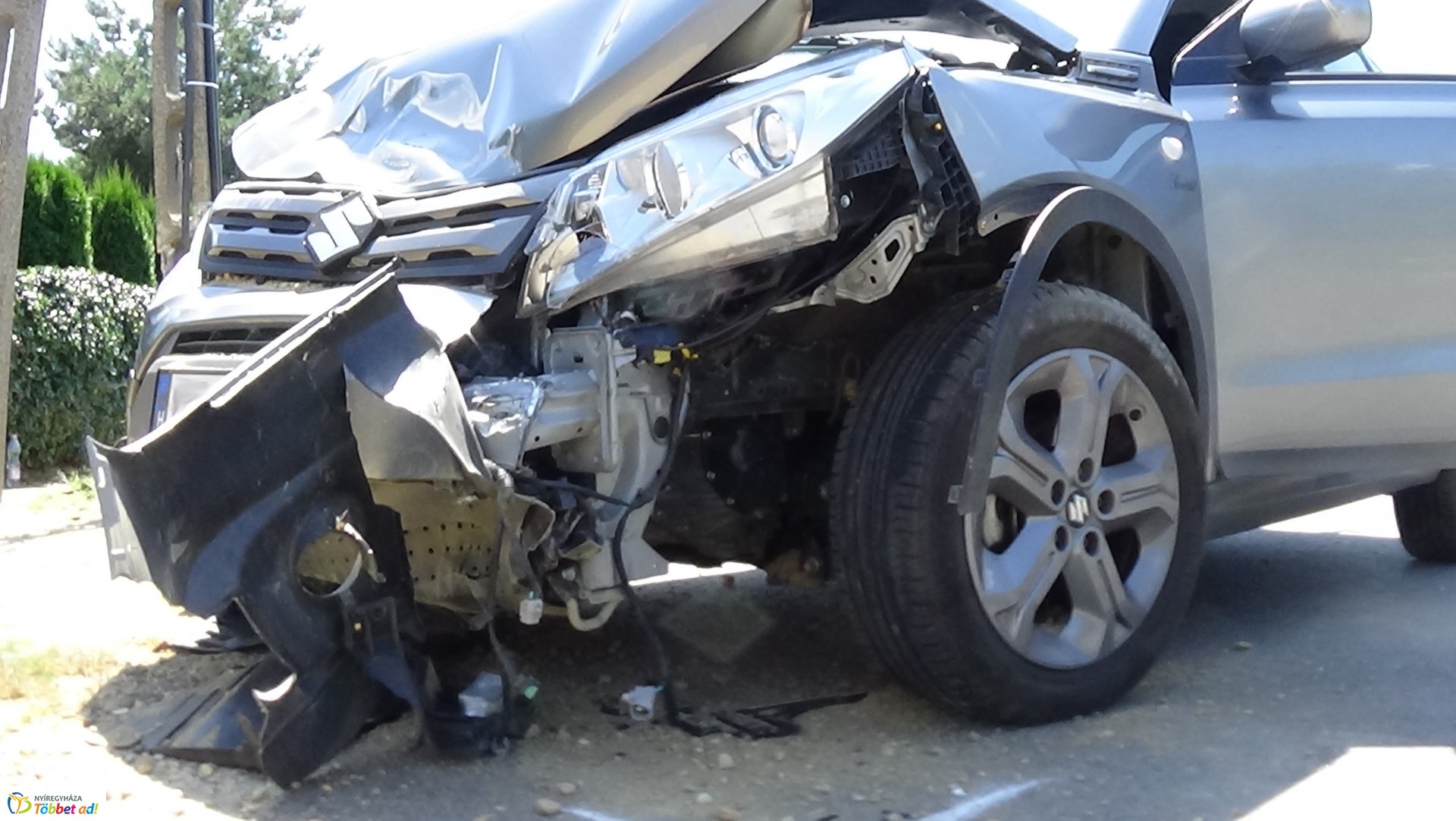 Villanyoszlopnak ütközött és felborult egy autó Sóstón