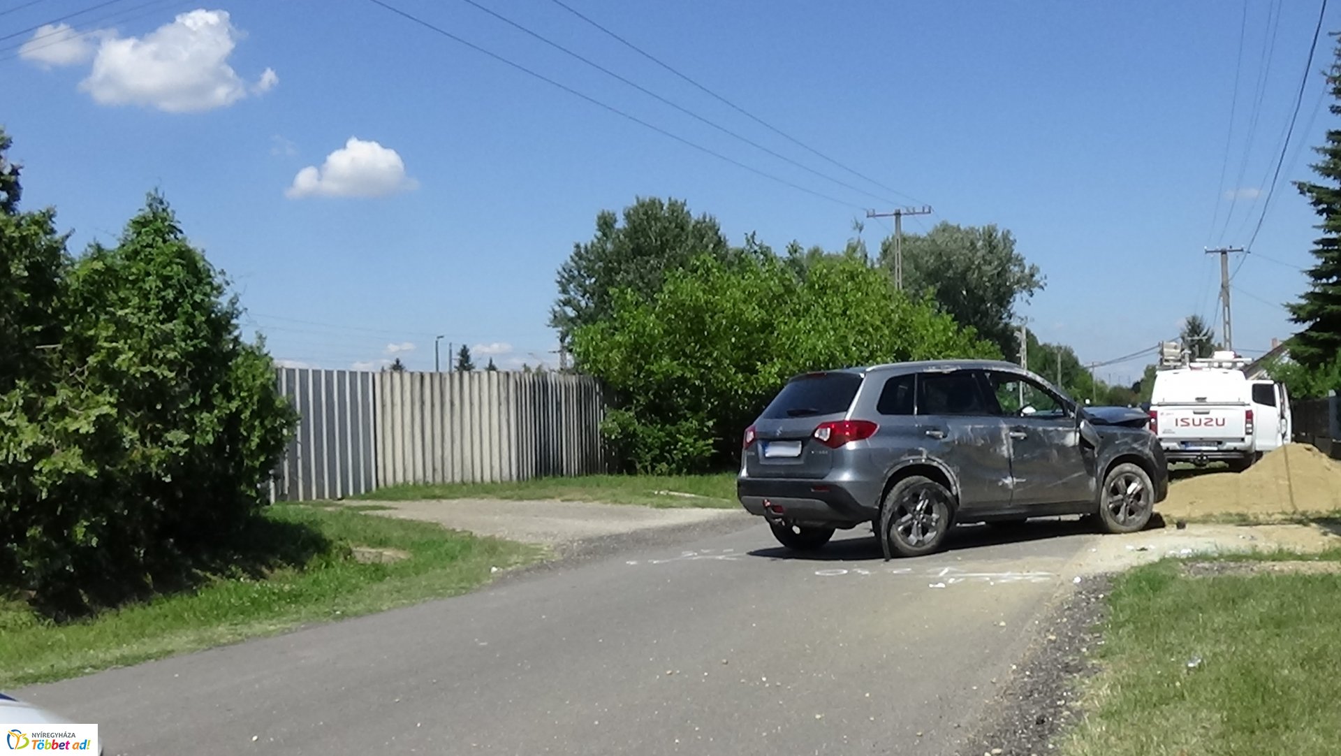 Villanyoszlopnak ütközött és felborult egy autó Sóstón