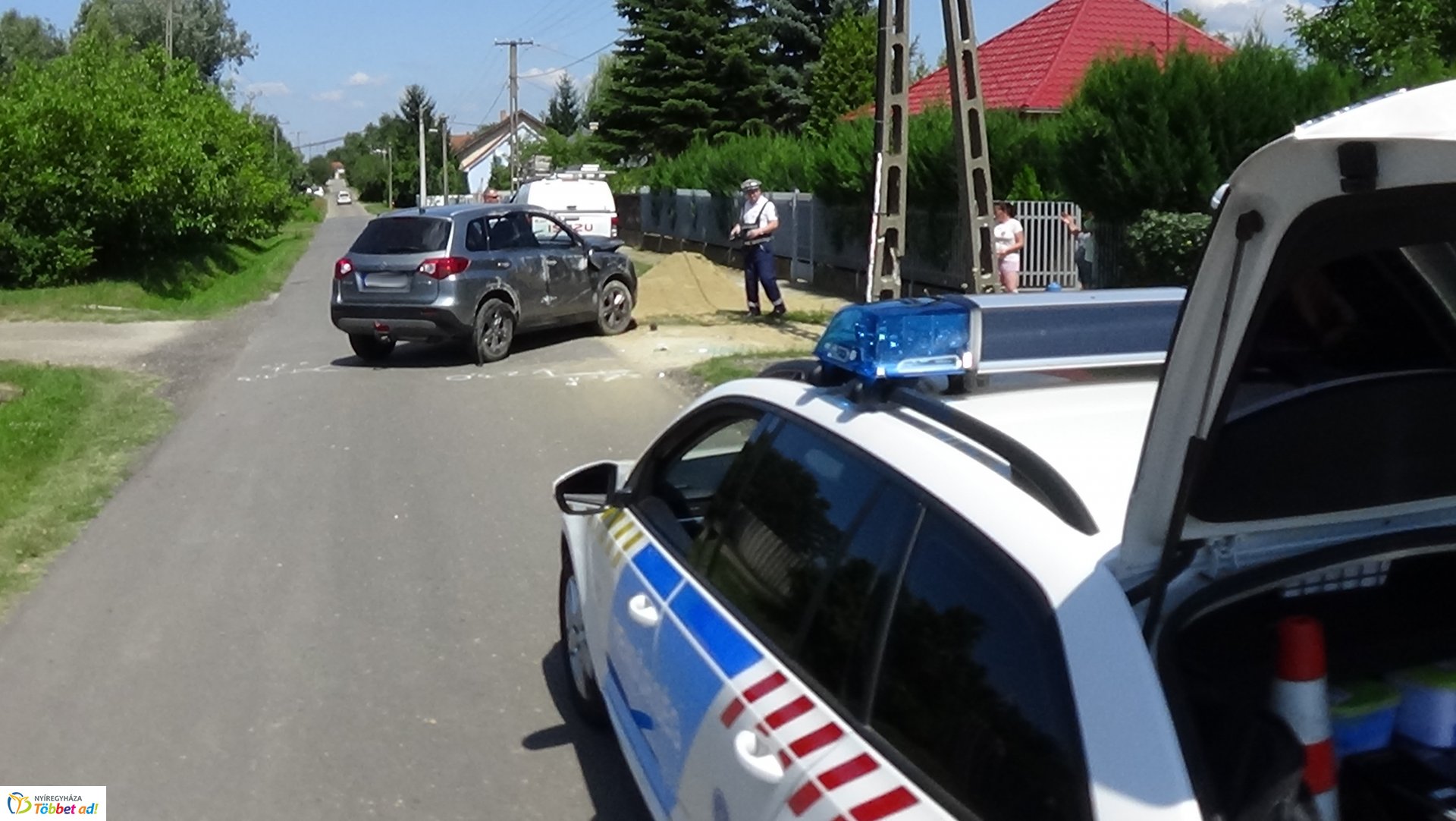 Villanyoszlopnak ütközött és felborult egy autó Sóstón