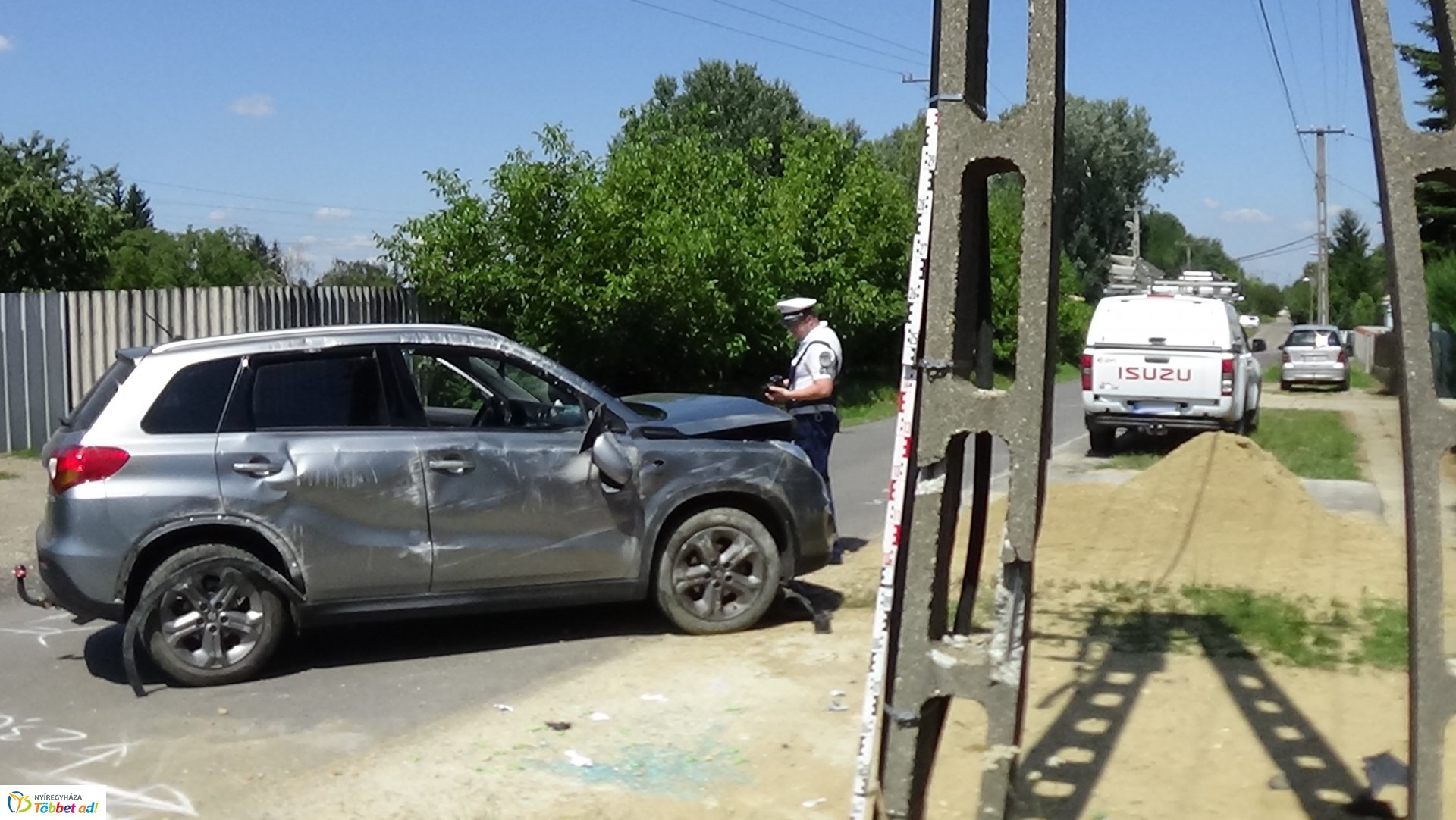 Villanyoszlopnak ütközött és felborult egy autó Sóstón