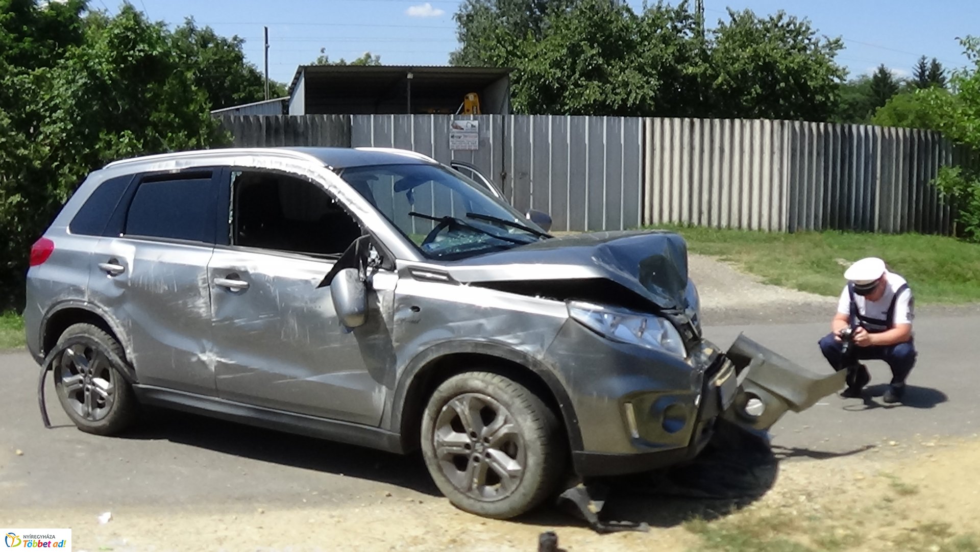 Villanyoszlopnak ütközött és felborult egy autó Sóstón