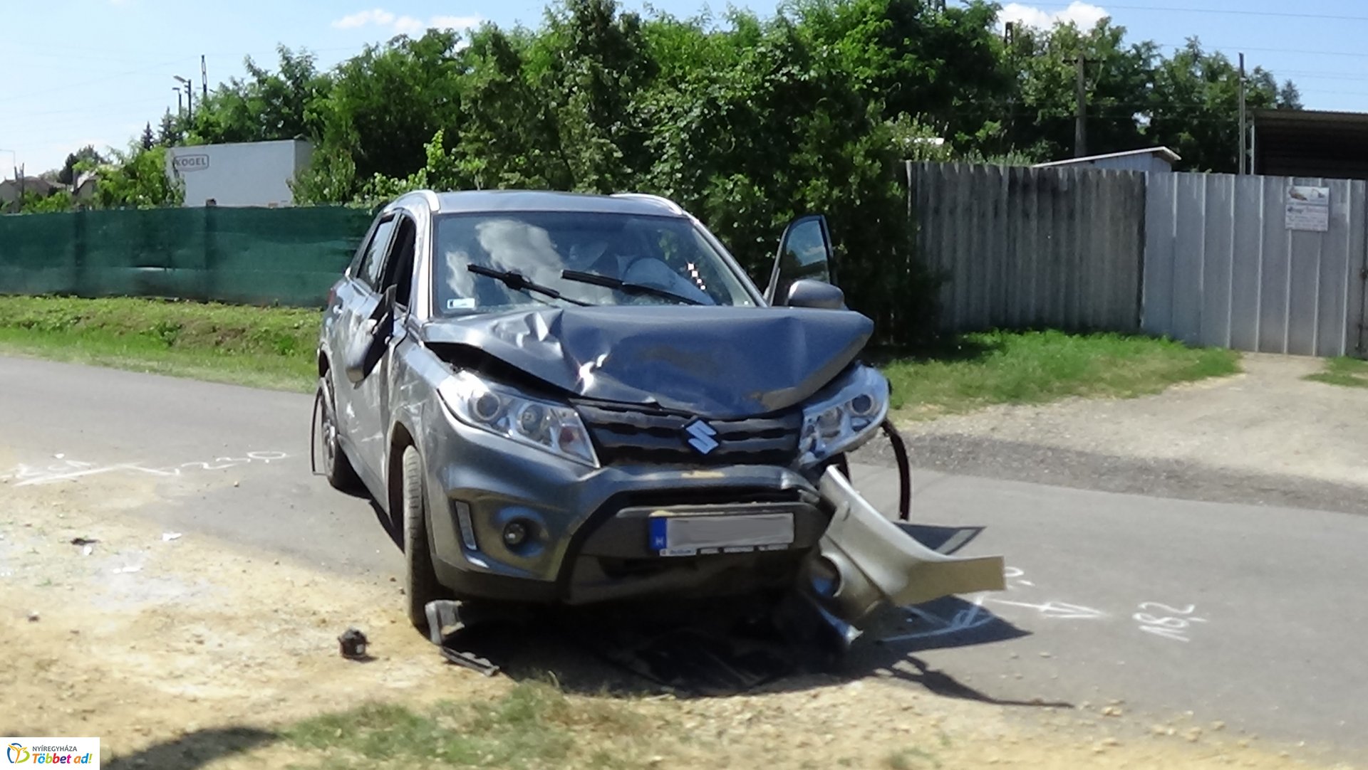 Villanyoszlopnak ütközött és felborult egy autó Sóstón