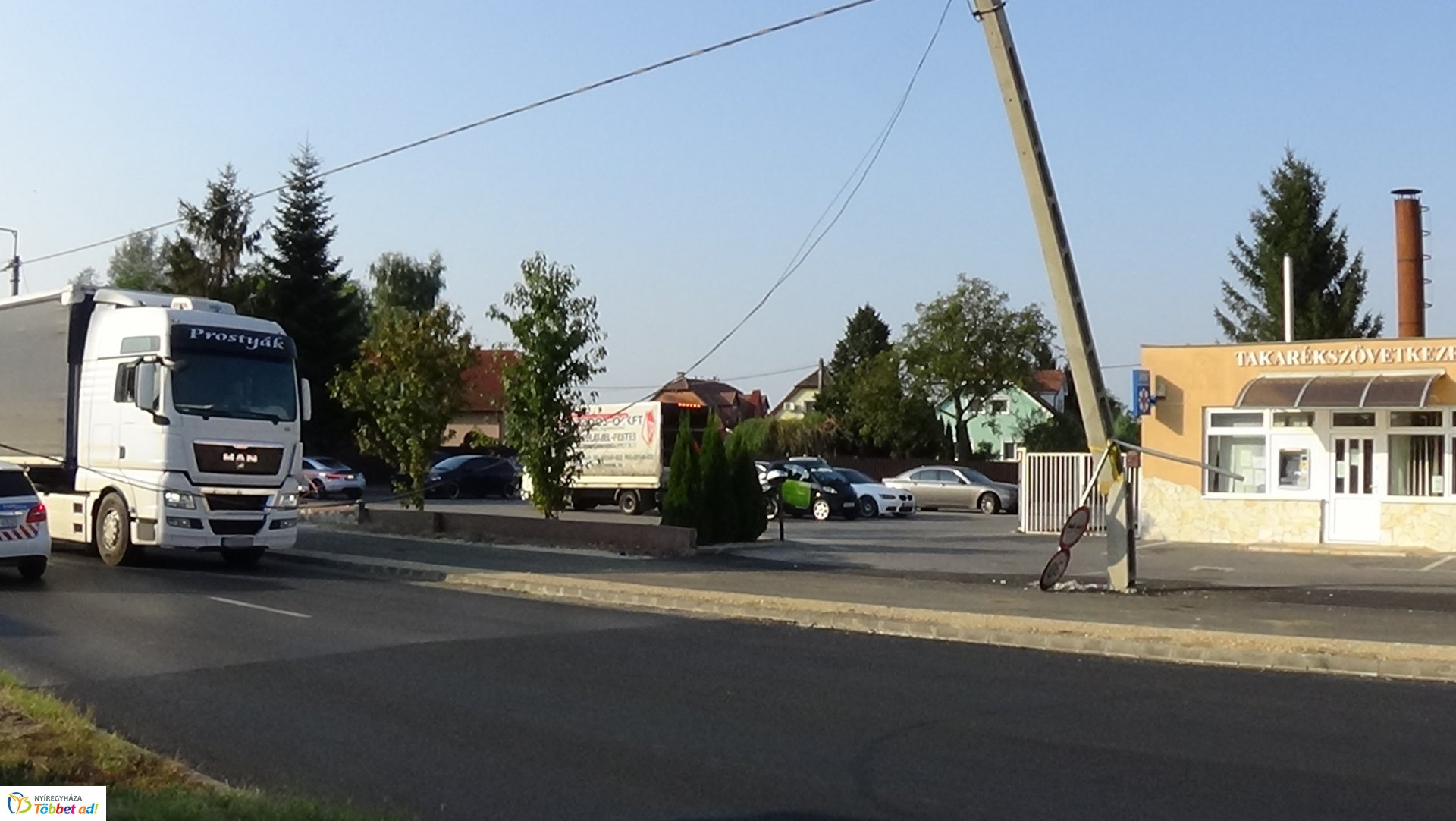 Villanyoszlopot döntött