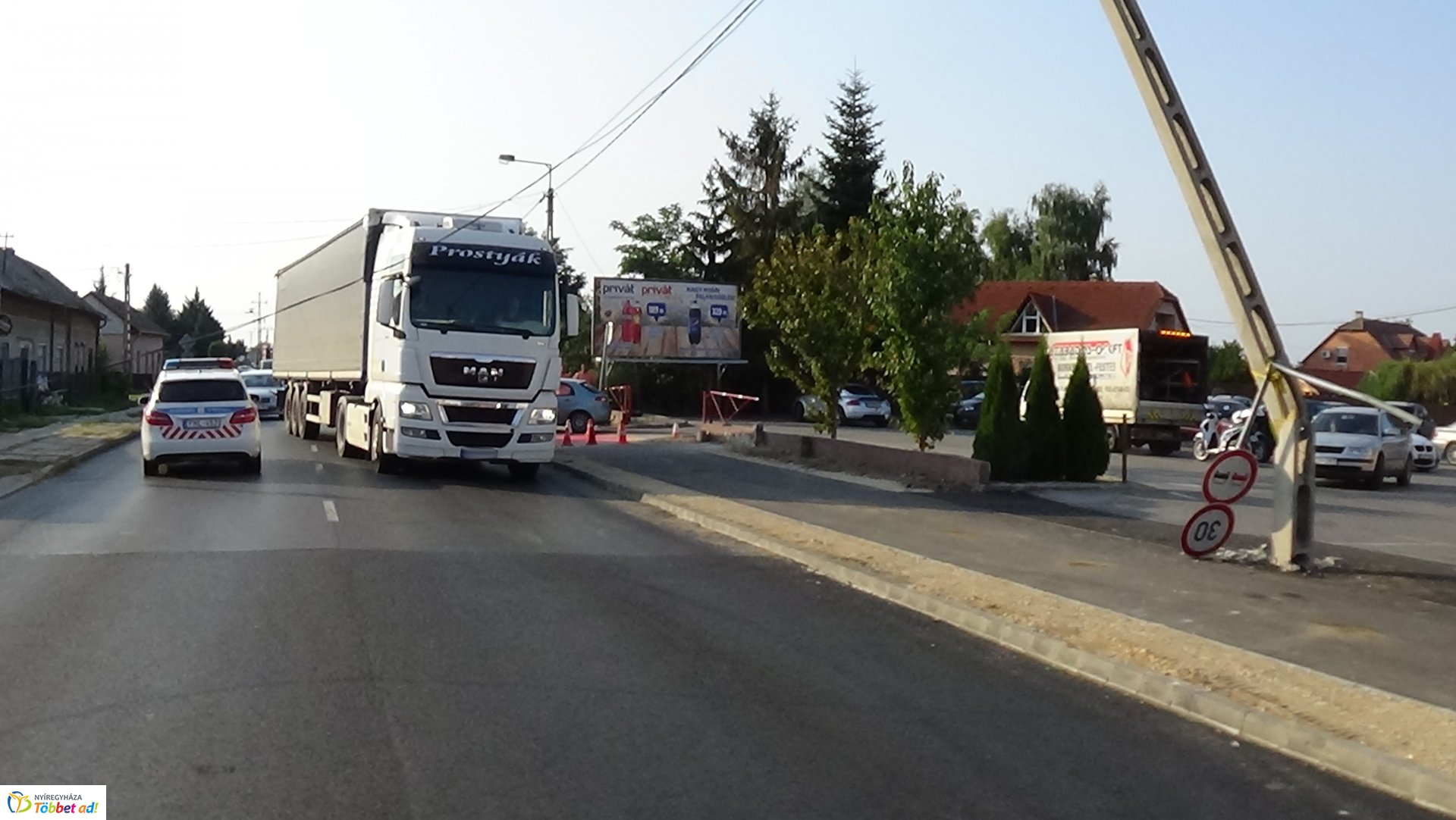 Villanyoszlopot döntött