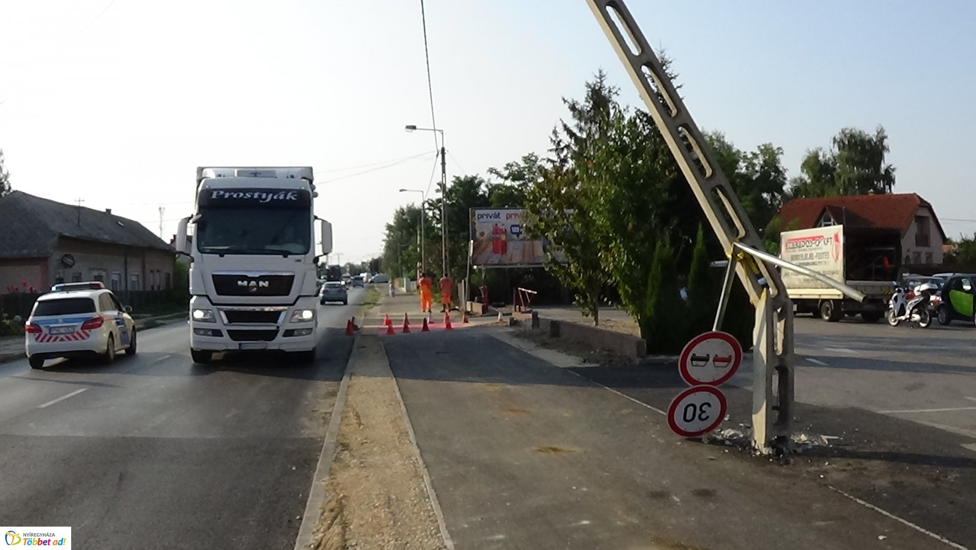 Villanyoszlopot döntött