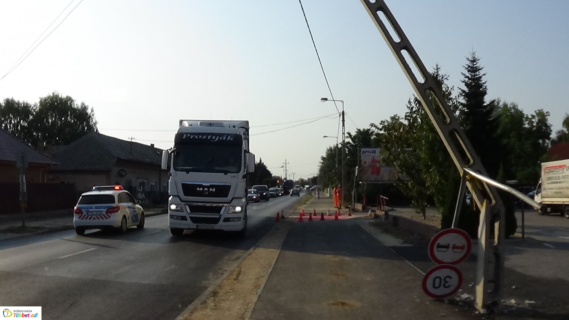 Villanyoszlopot döntött