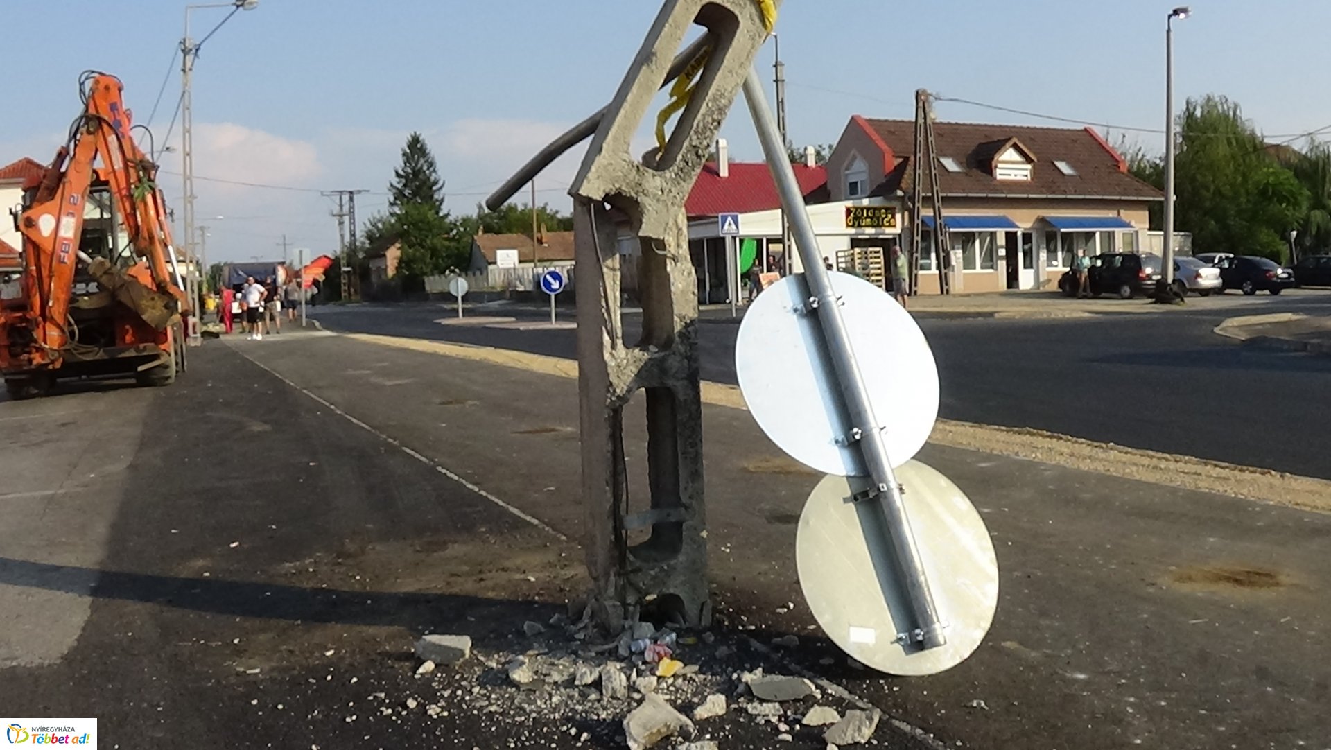 Villanyoszlopot döntött