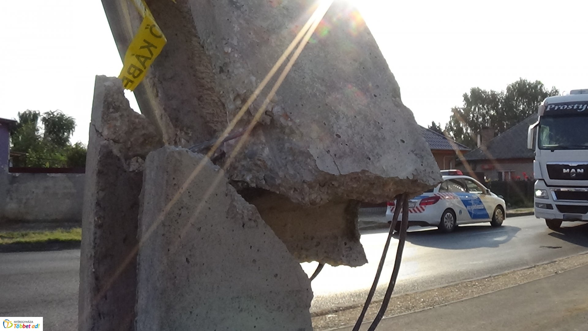 Villanyoszlopot döntött