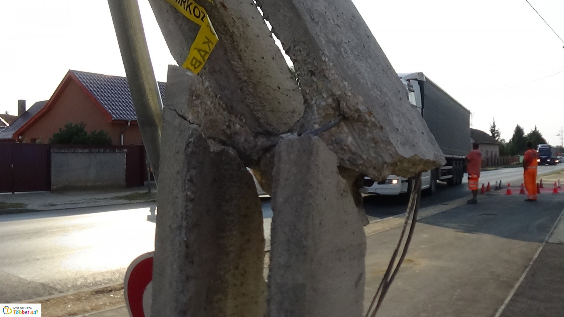 Villanyoszlopot döntött