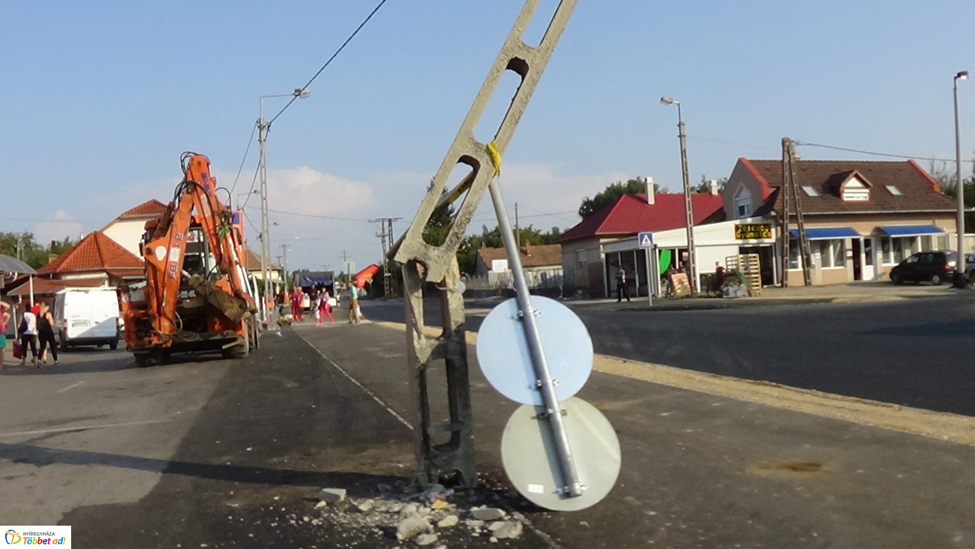 Villanyoszlopot döntött