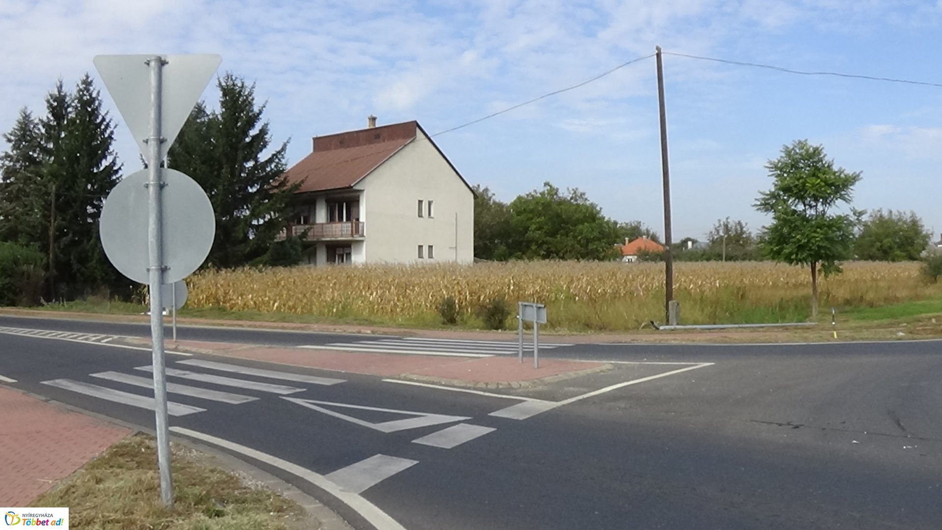 Villanyoszlopot és KRESZ táblákat tört ki egy gépkocsi a 41-es főútvonalon