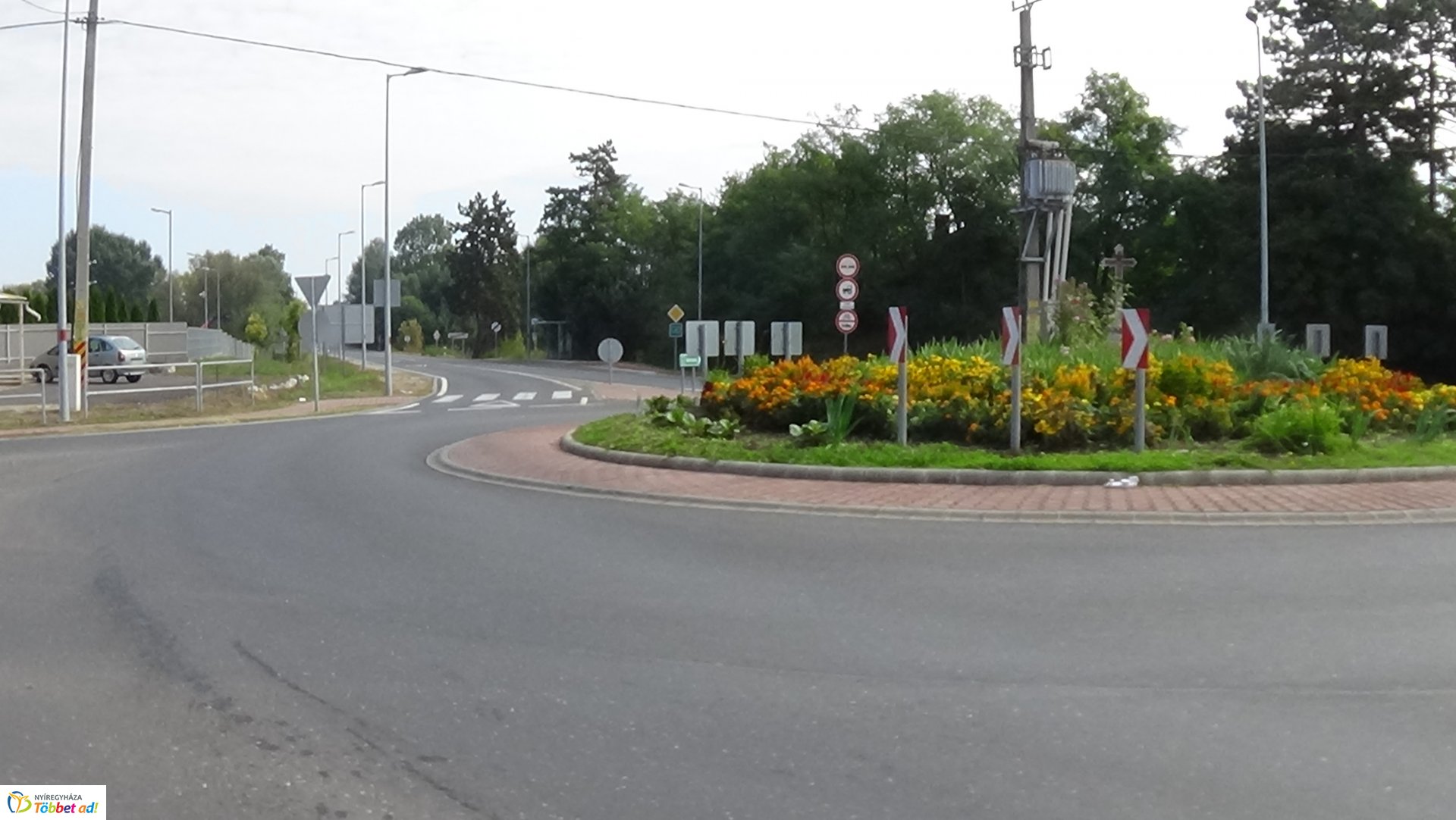 Villanyoszlopot és KRESZ táblákat tört ki egy gépkocsi a 41-es főútvonalon