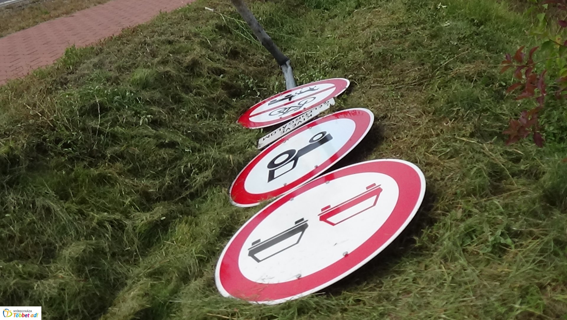 Villanyoszlopot és KRESZ táblákat tört ki egy gépkocsi a 41-es főútvonalon