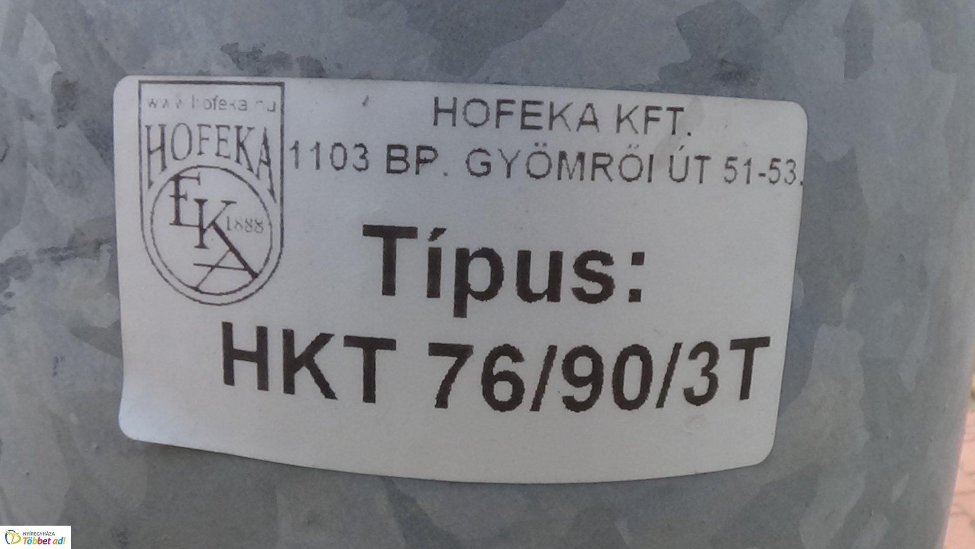 Villanyoszlopot és KRESZ táblákat tört ki egy gépkocsi a 41-es főútvonalon