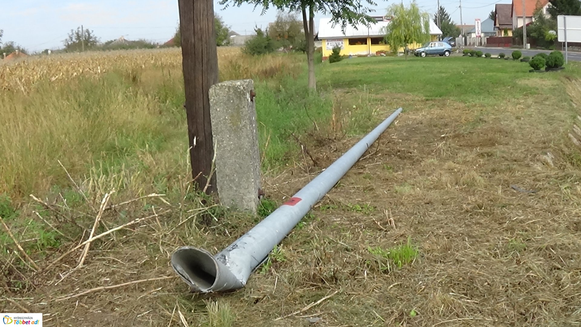 Villanyoszlopot és KRESZ táblákat tört ki egy gépkocsi a 41-es főútvonalon