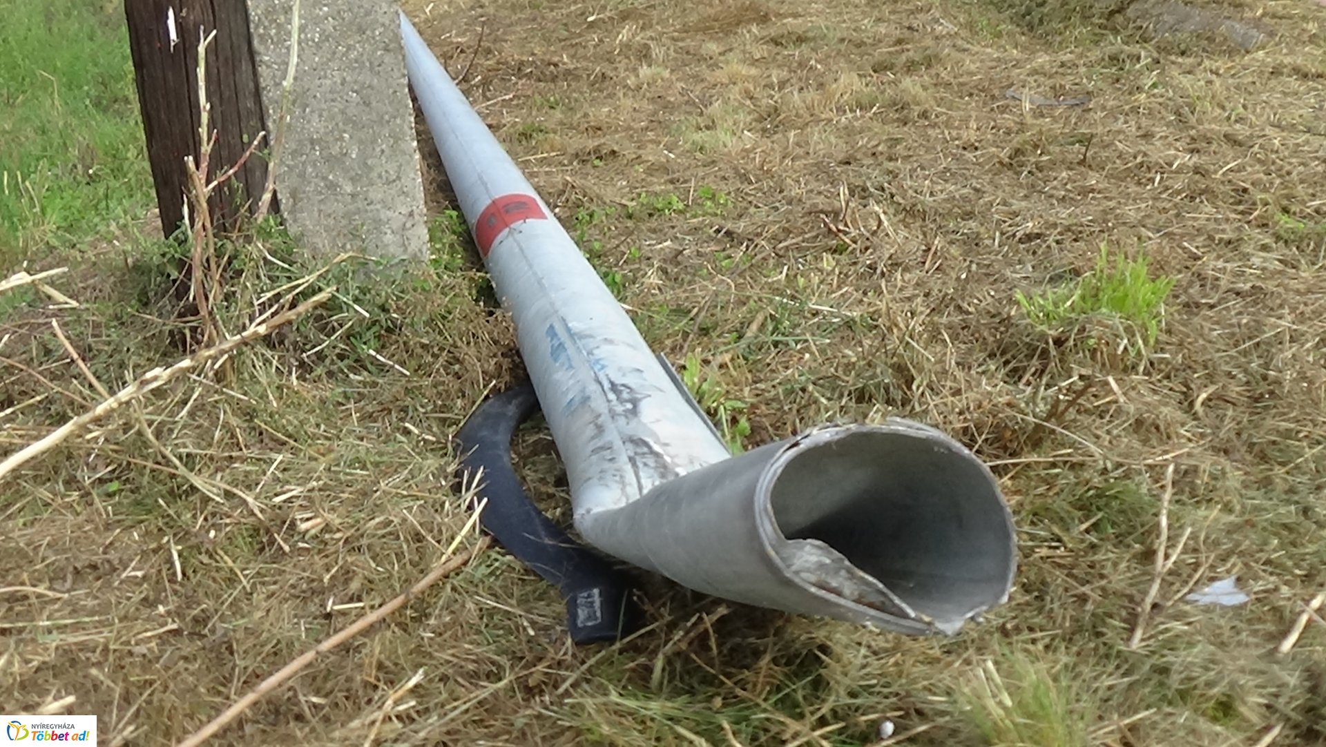 Villanyoszlopot és KRESZ táblákat tört ki egy gépkocsi a 41-es főútvonalon