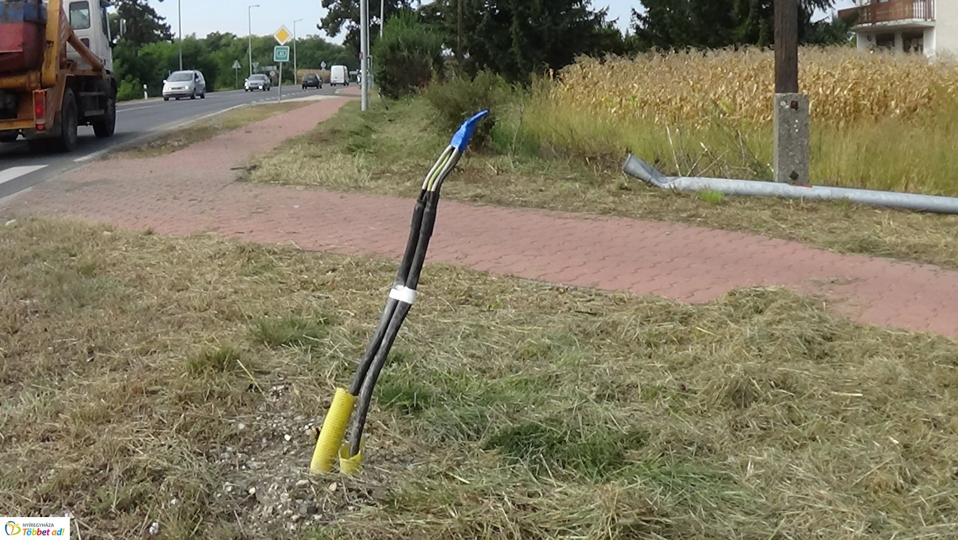 Villanyoszlopot és KRESZ táblákat tört ki egy gépkocsi a 41-es főútvonalon