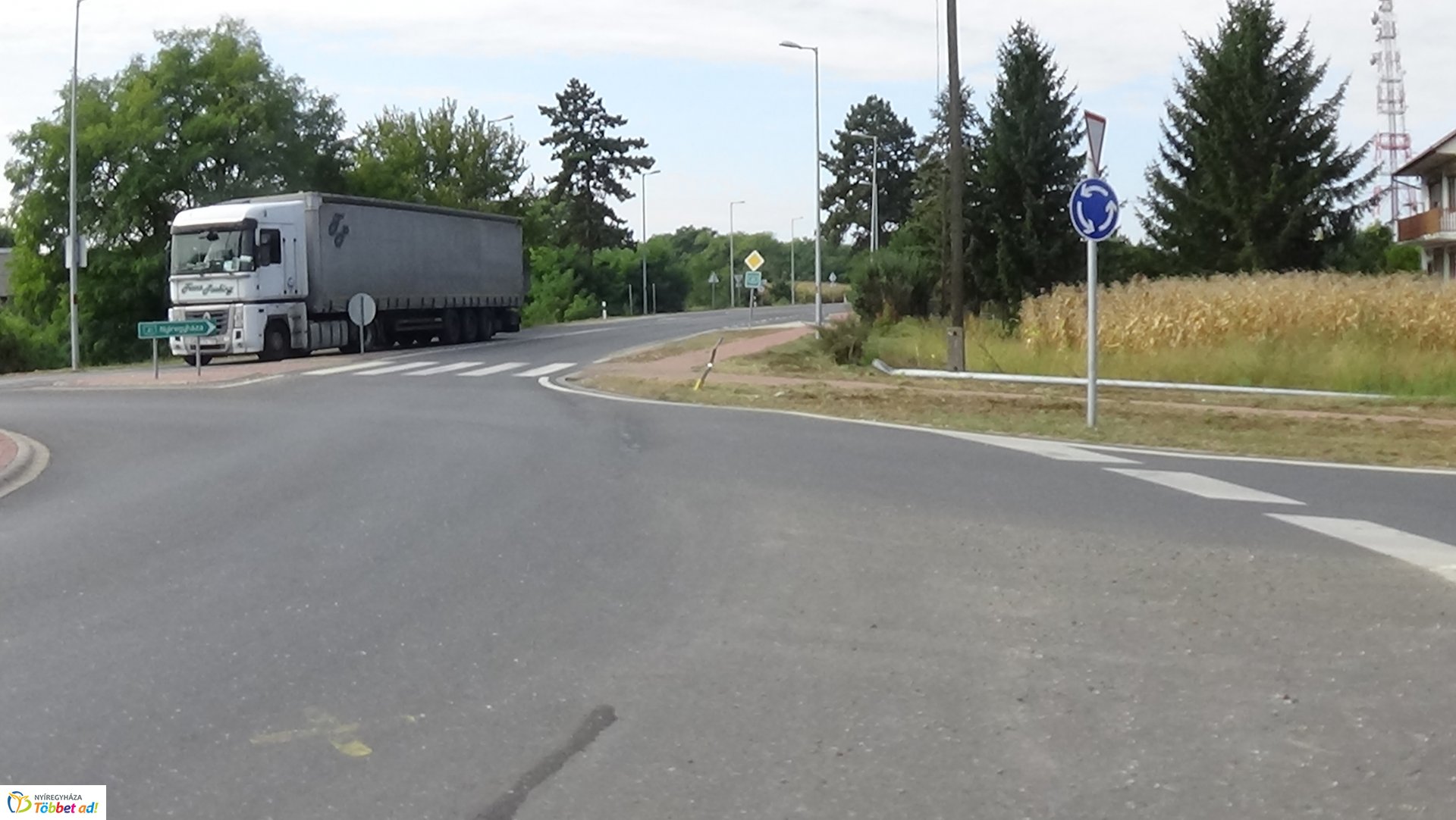 Villanyoszlopot és KRESZ táblákat tört ki egy gépkocsi a 41-es főútvonalon