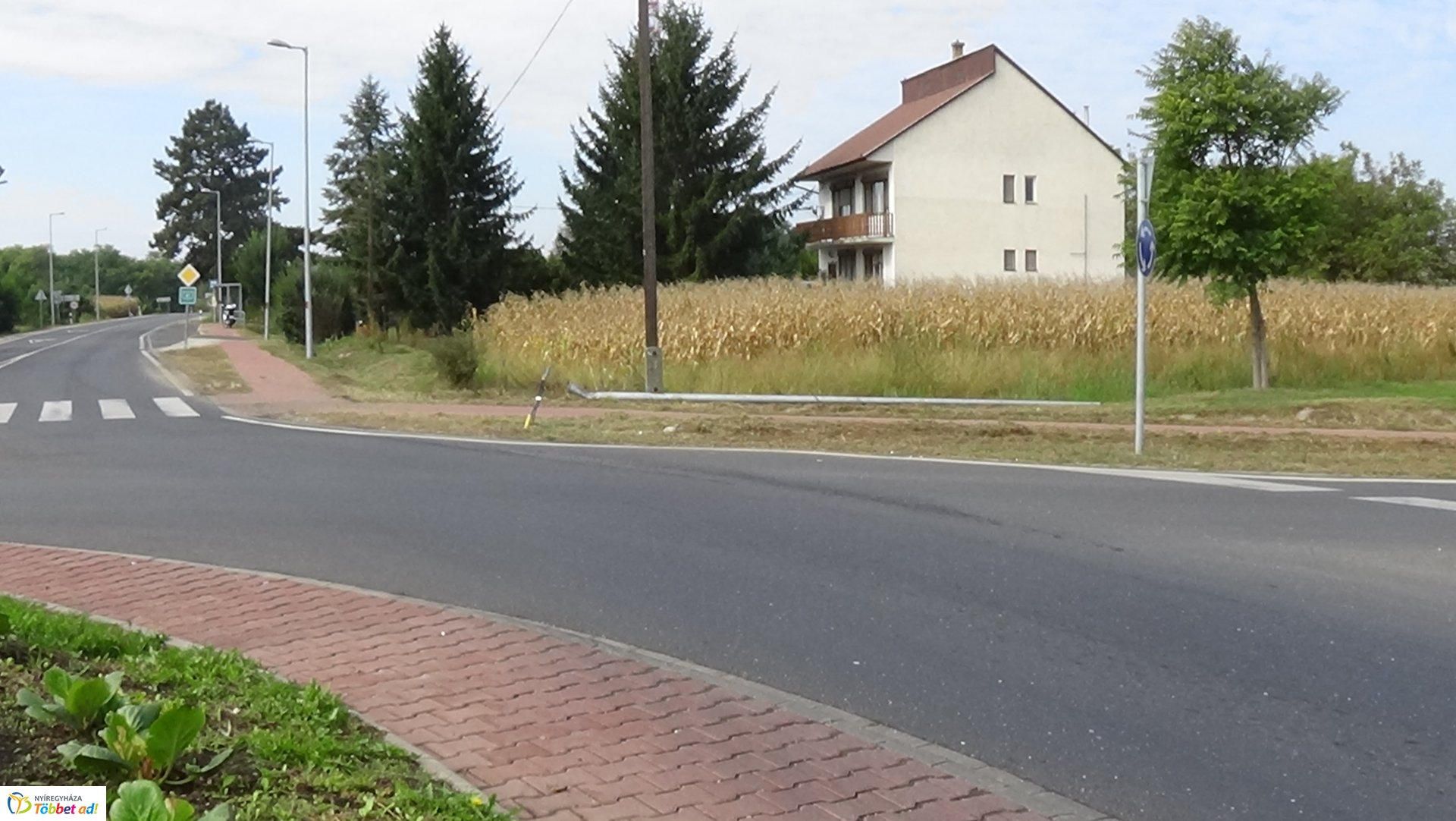 Villanyoszlopot és KRESZ táblákat tört ki egy gépkocsi a 41-es főútvonalon