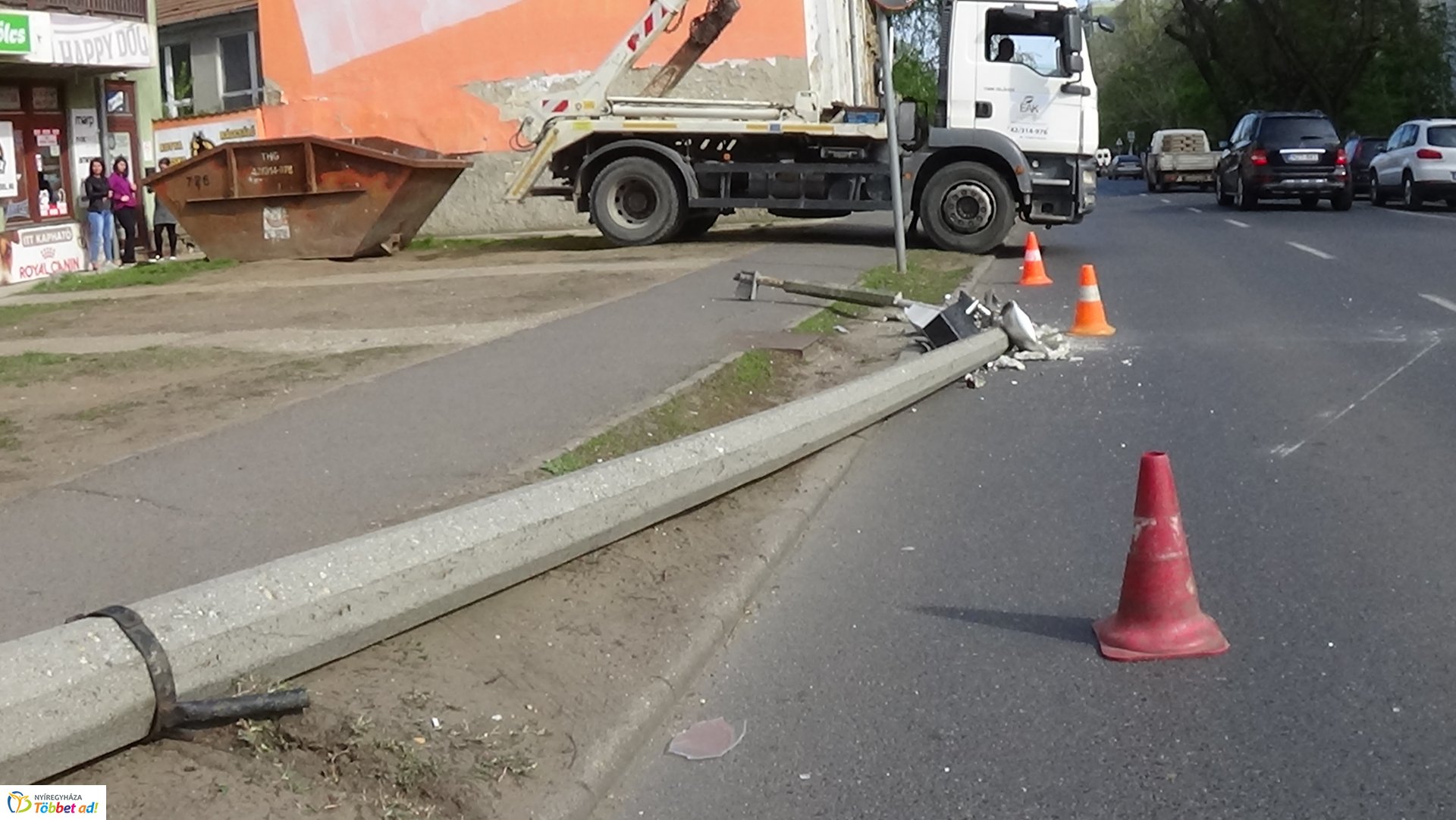 Villanyoszlopot törtek a Kossuth utcán