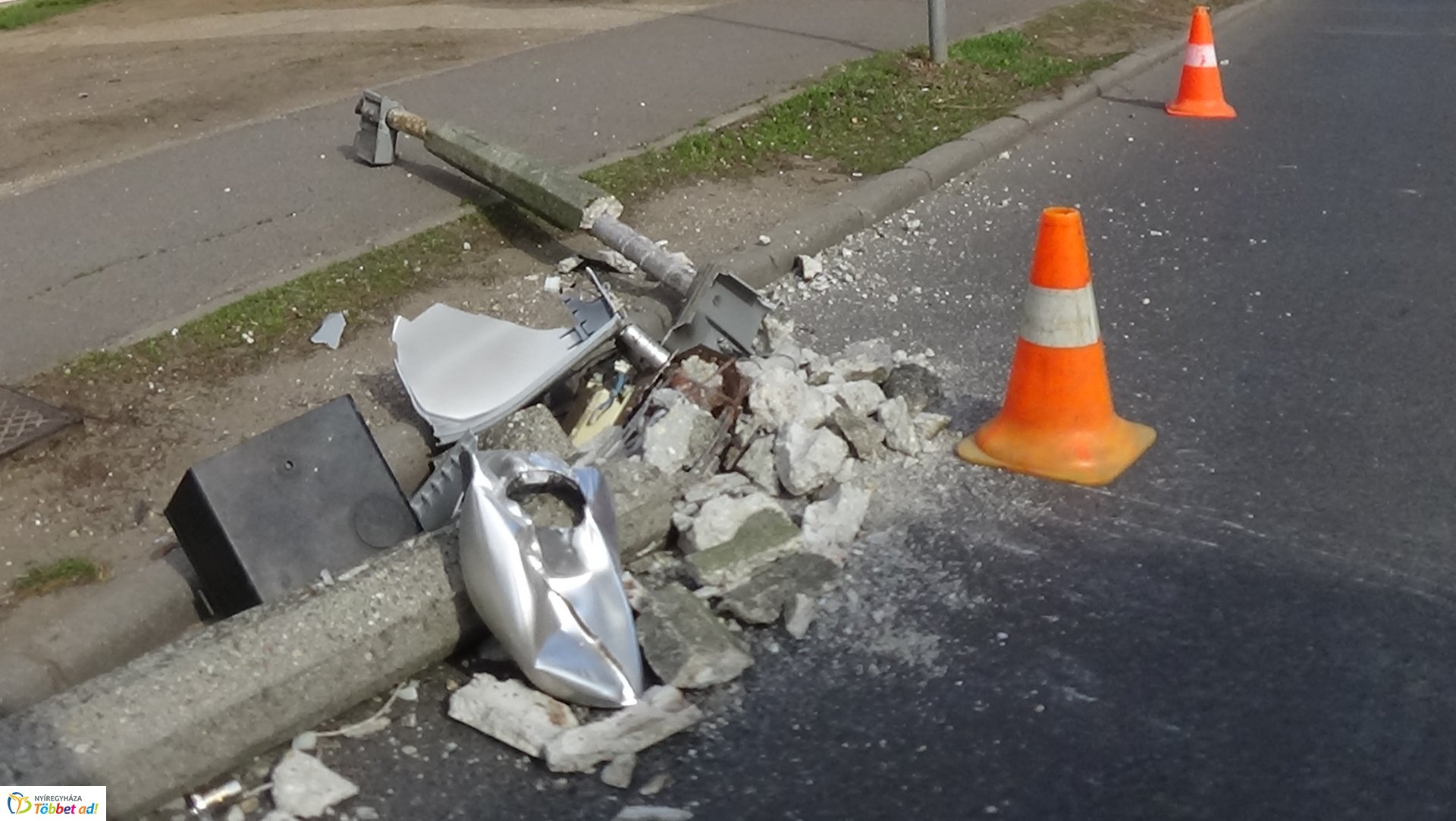 Villanyoszlopot törtek a Kossuth utcán