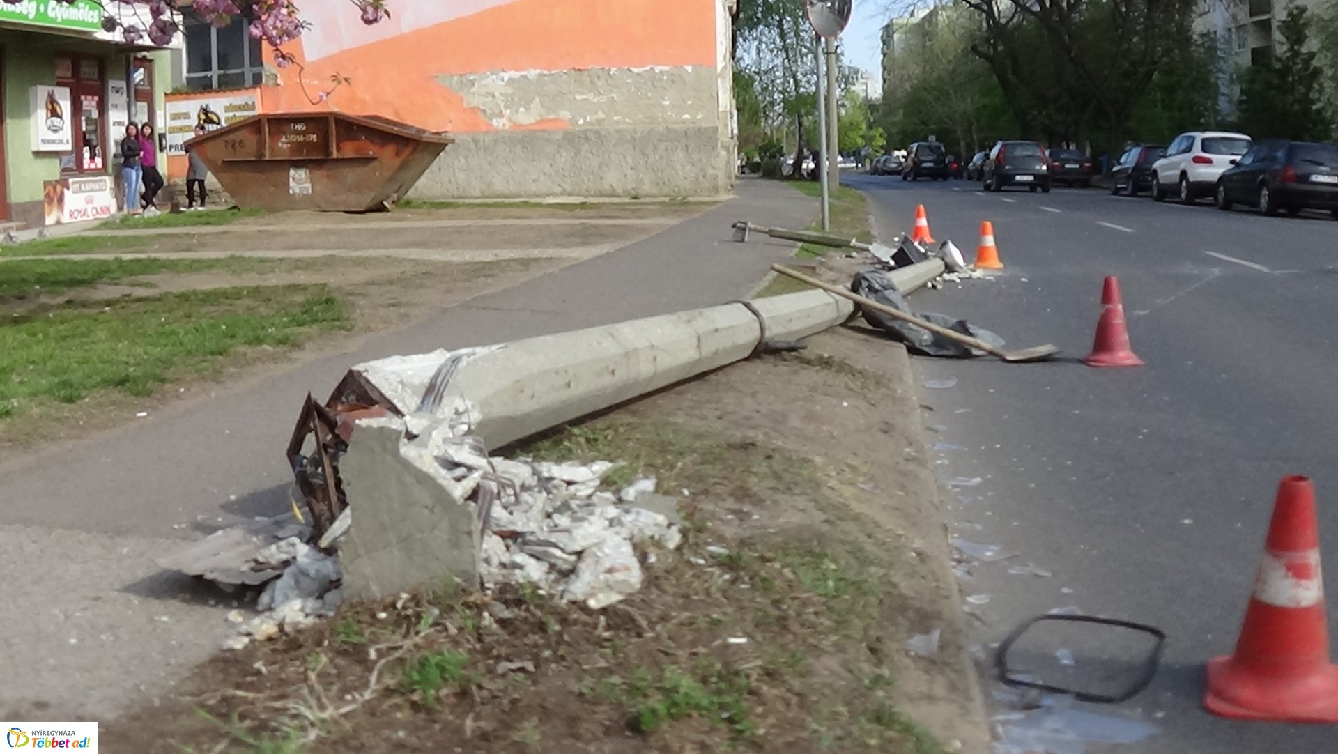 Villanyoszlopot törtek a Kossuth utcán