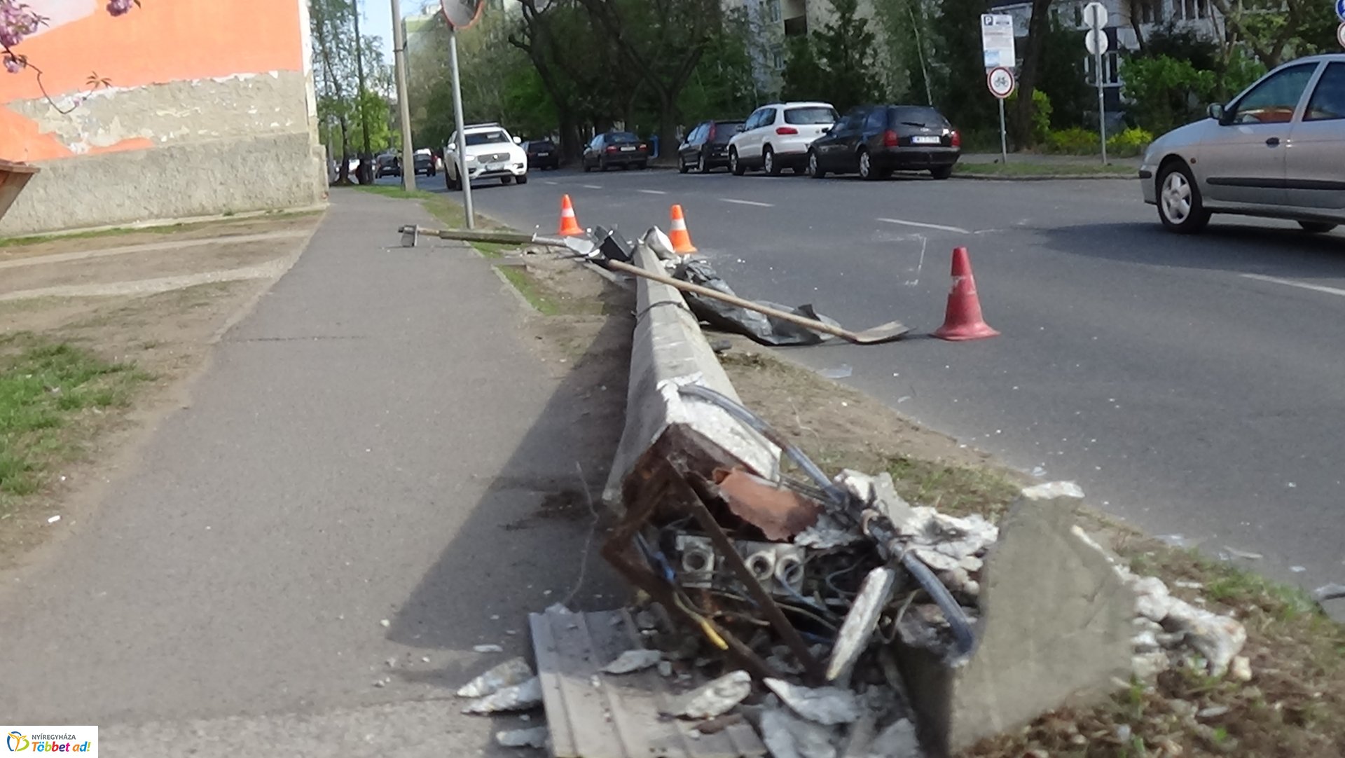 Villanyoszlopot törtek a Kossuth utcán