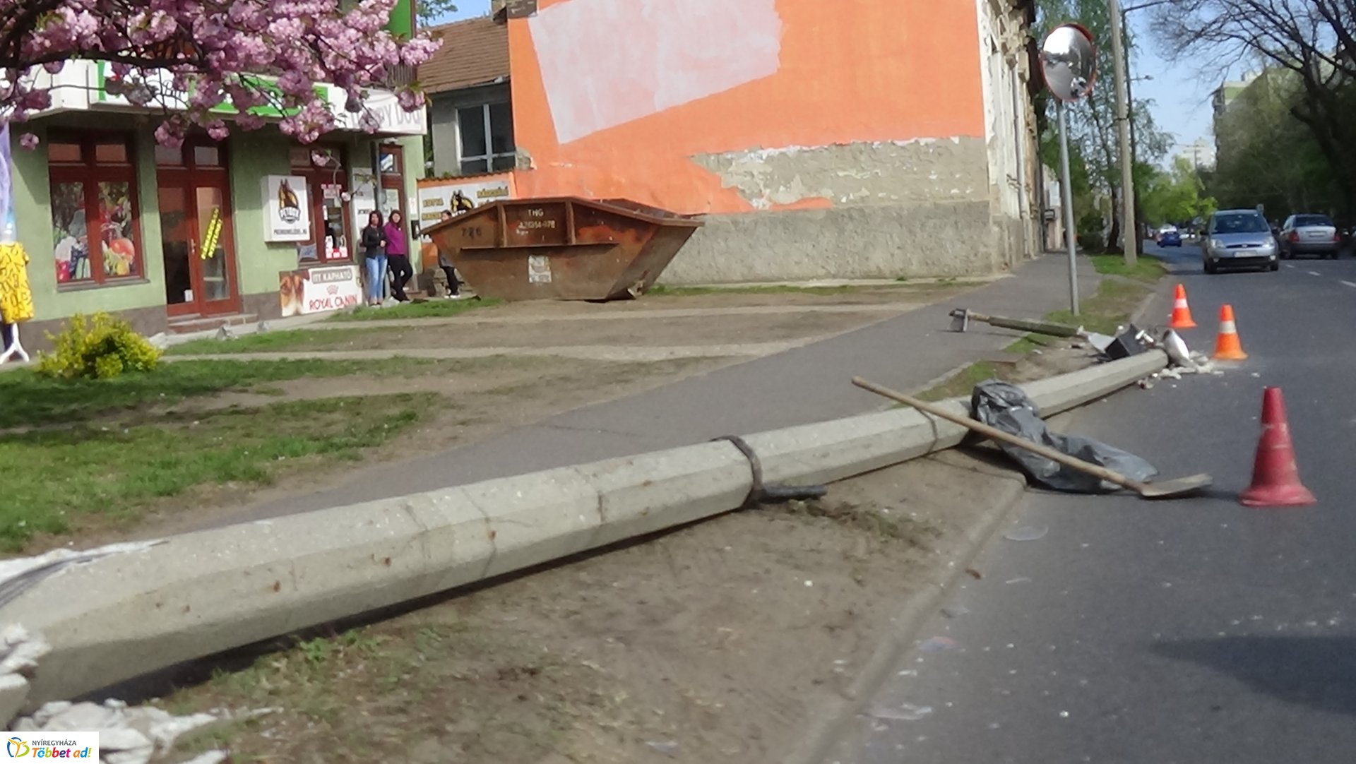 Villanyoszlopot törtek a Kossuth utcán