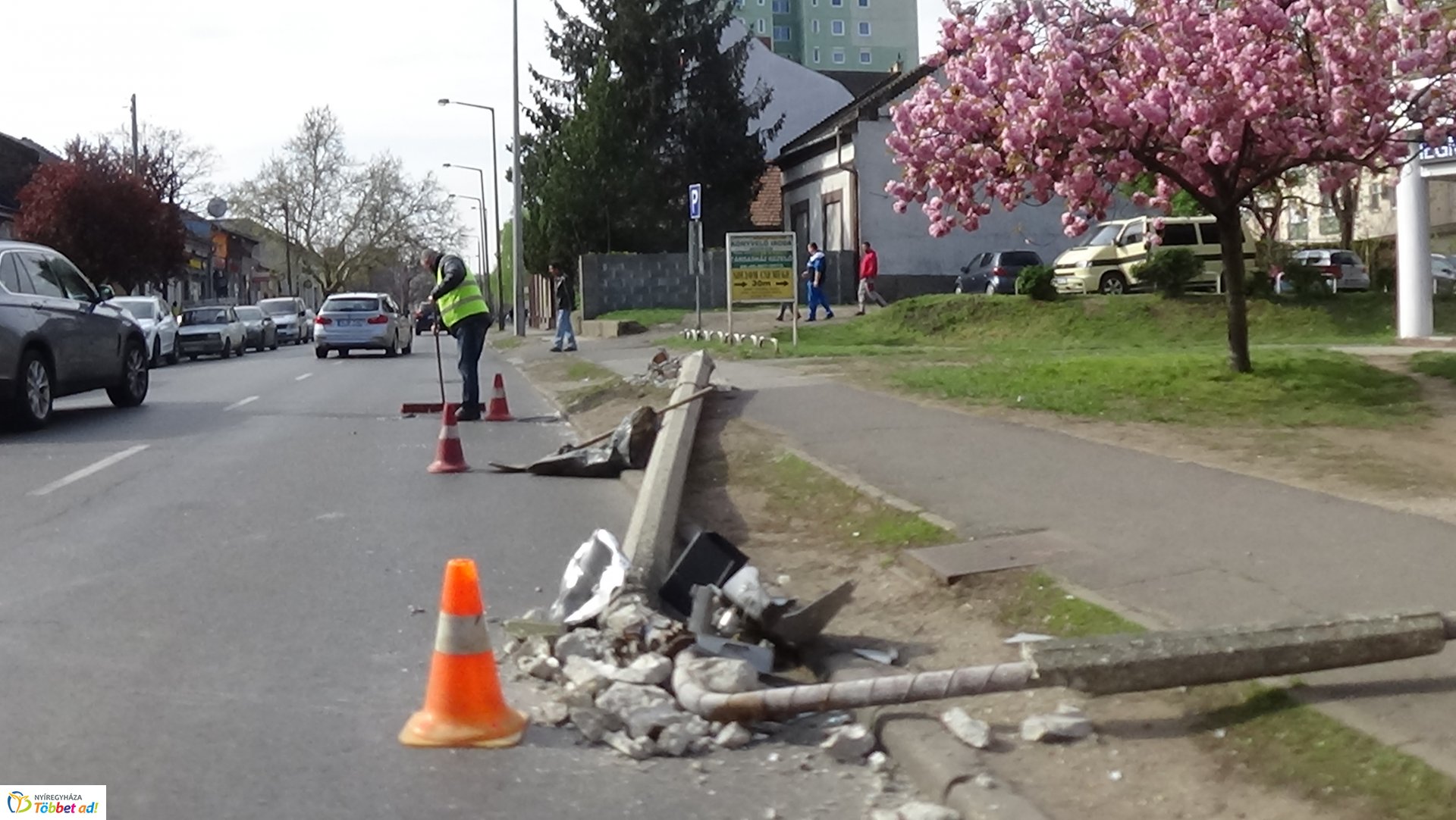 Villanyoszlopot törtek a Kossuth utcán
