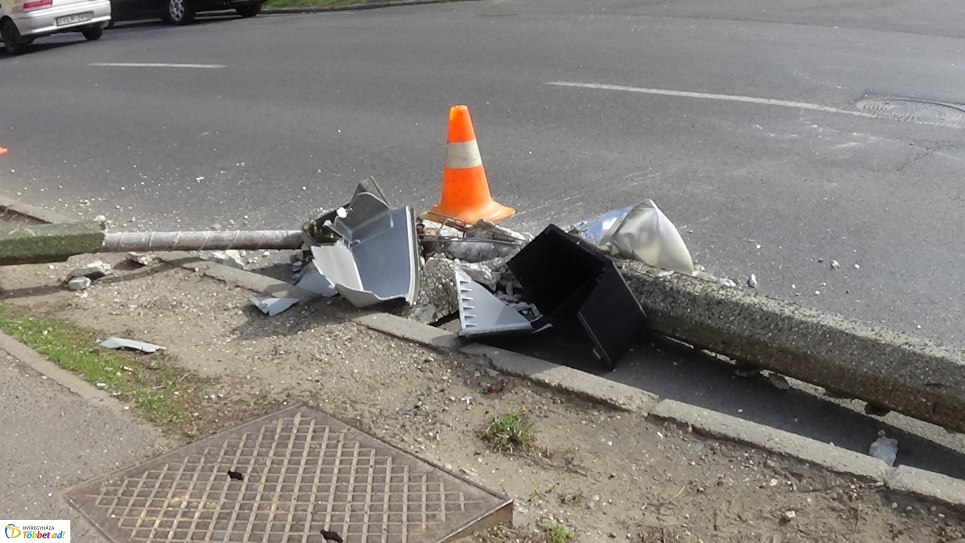 Villanyoszlopot törtek a Kossuth utcán