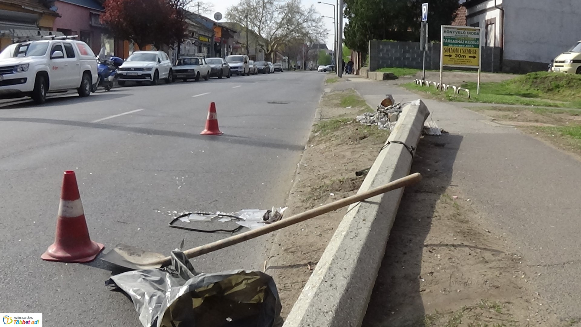 Villanyoszlopot törtek a Kossuth utcán