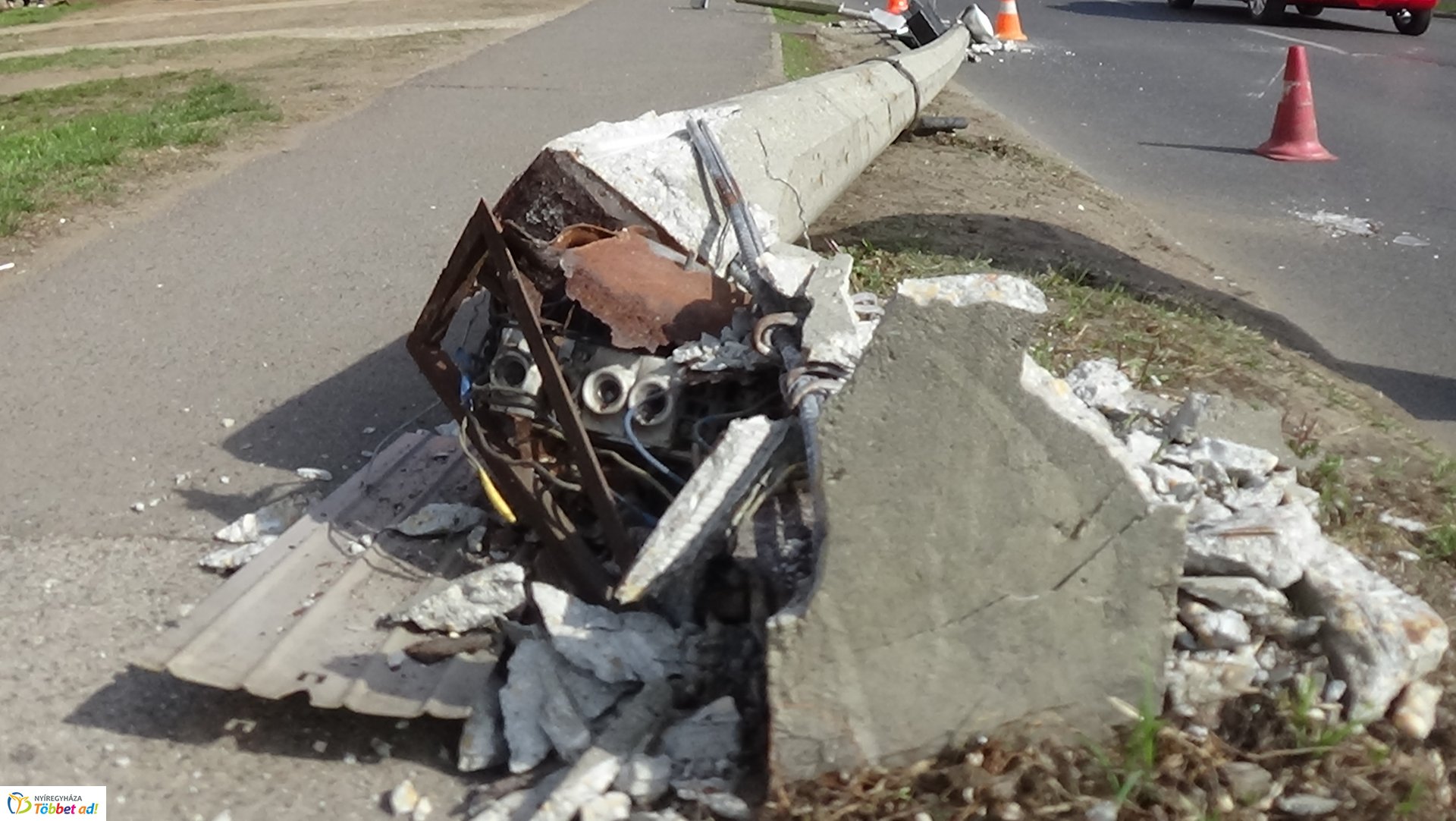 Villanyoszlopot törtek a Kossuth utcán