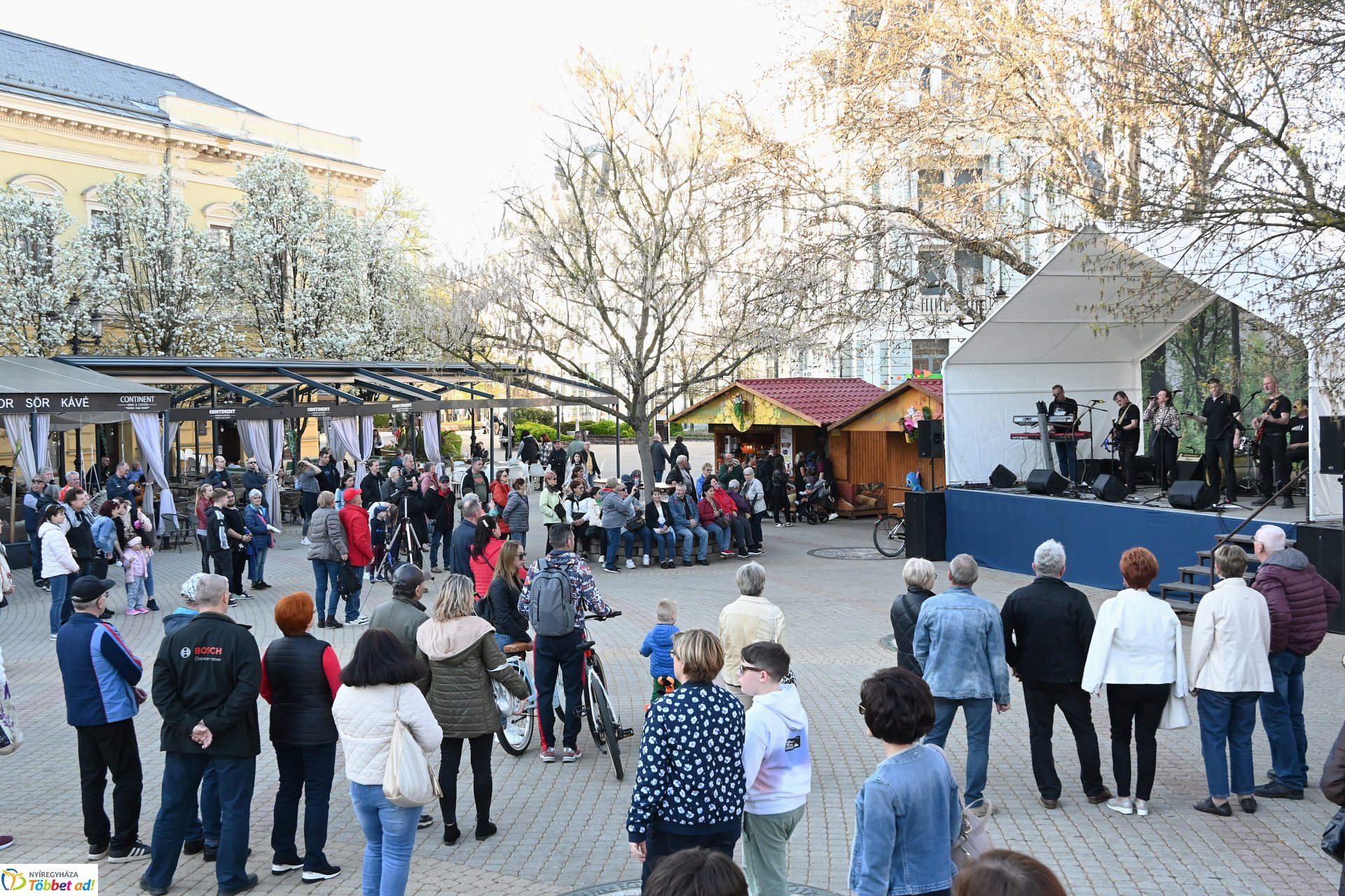 Virágba borult a város