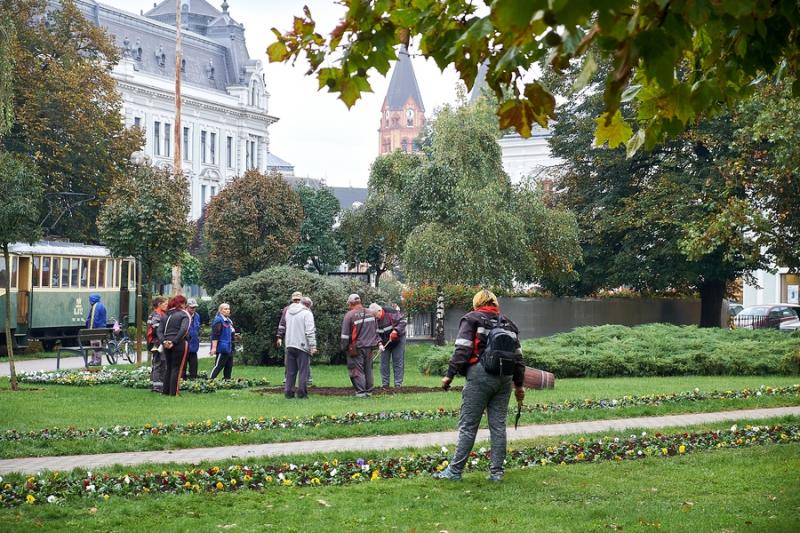 Virágosítás a Hősök terén - 20201007