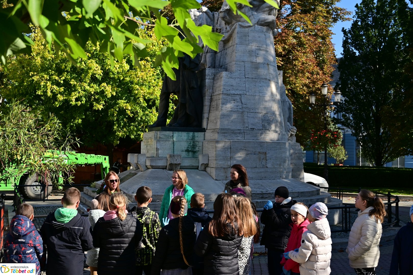 Virágosítás a Kossuth téren  Petőfis diákokkal 2025 októberében