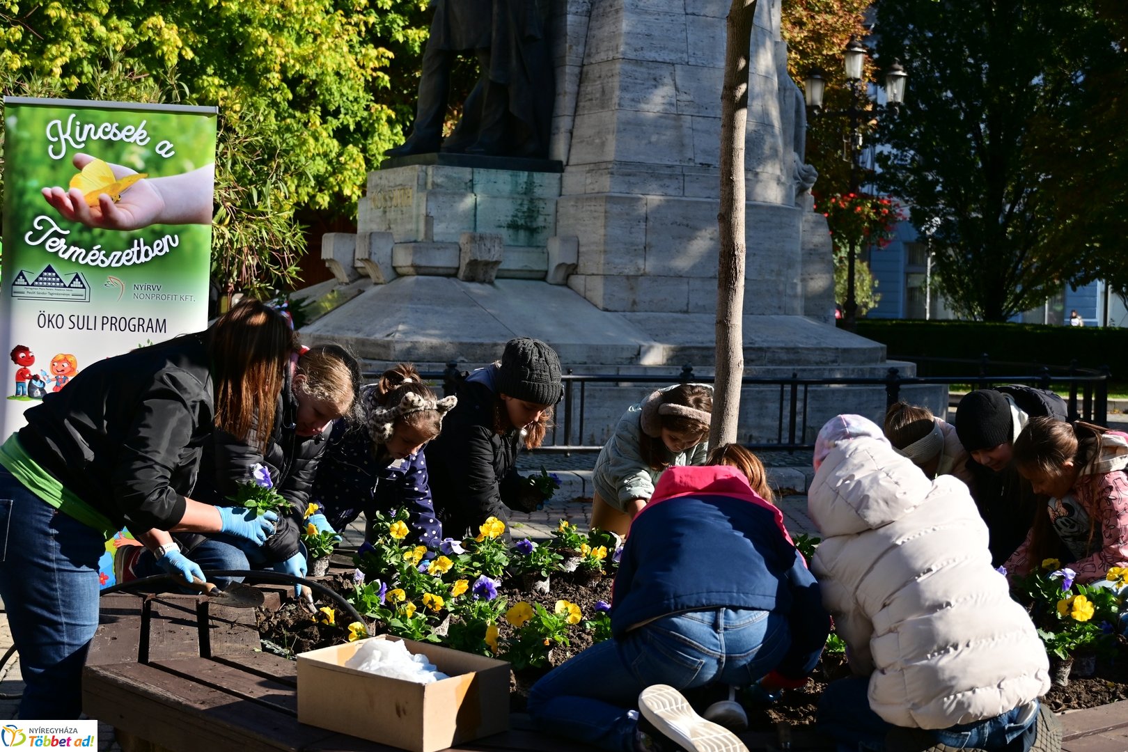 Virágosítás a Kossuth téren  Petőfis diákokkal 2025 októberében