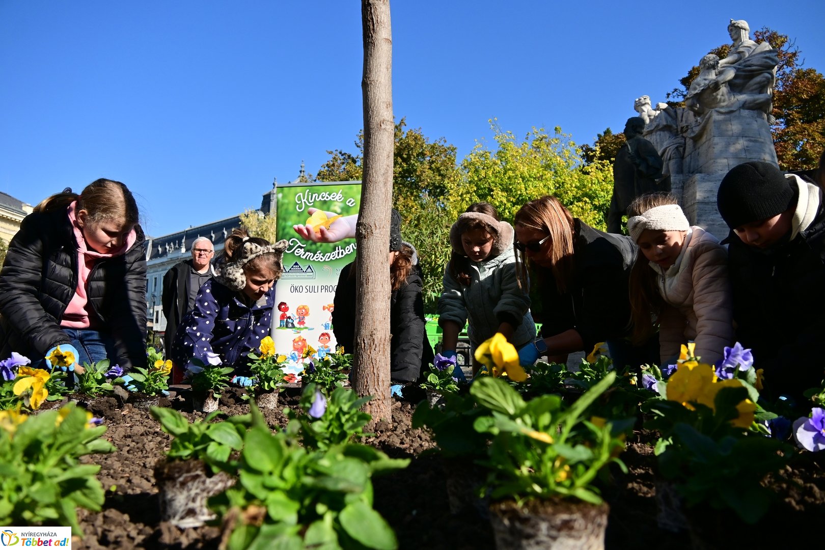 Virágosítás a Kossuth téren  Petőfis diákokkal 2025 októberében