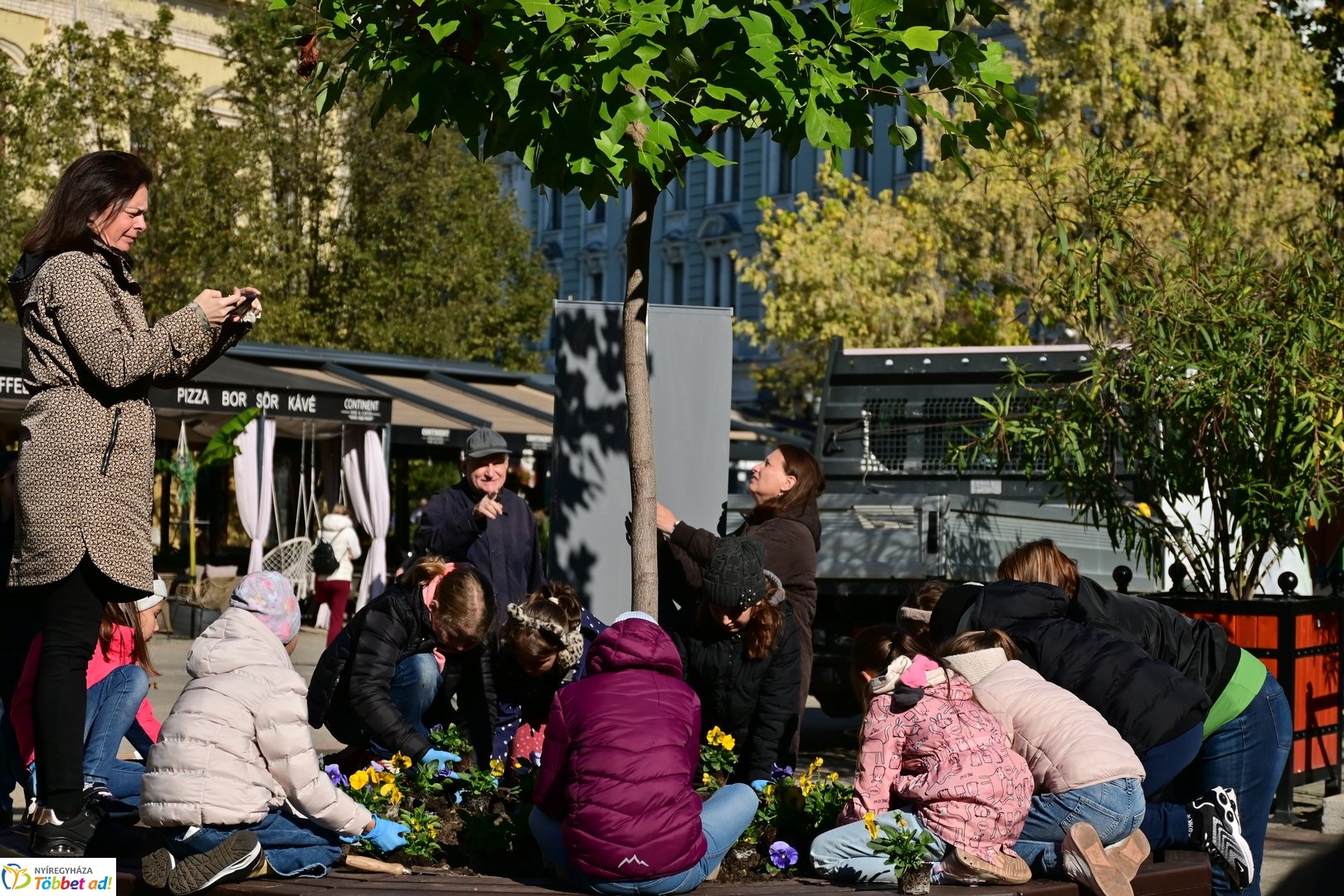 Virágosítás a Kossuth téren  Petőfis diákokkal 2025 októberében