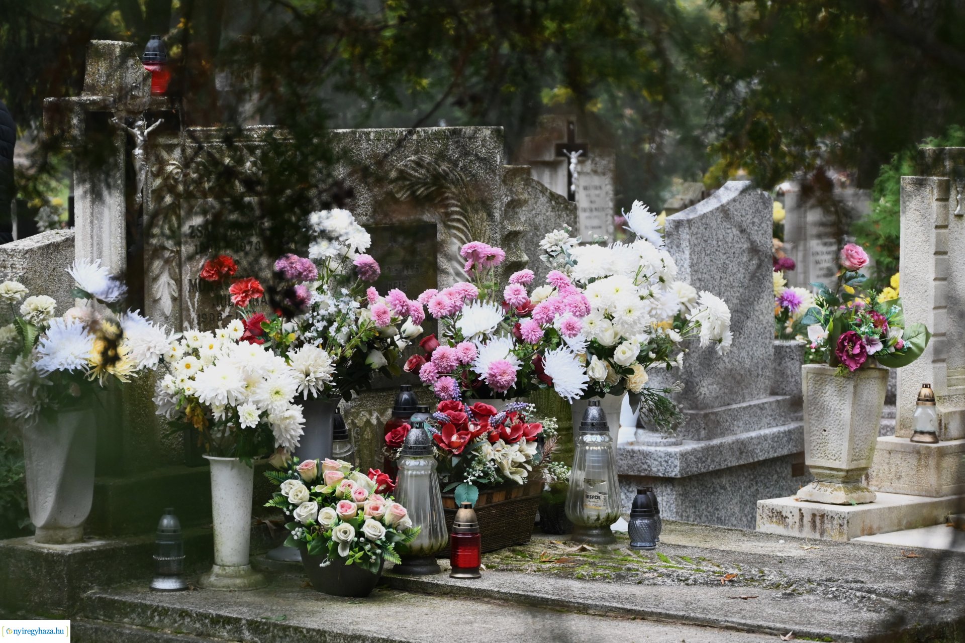 Virágözön az Északi temetőben