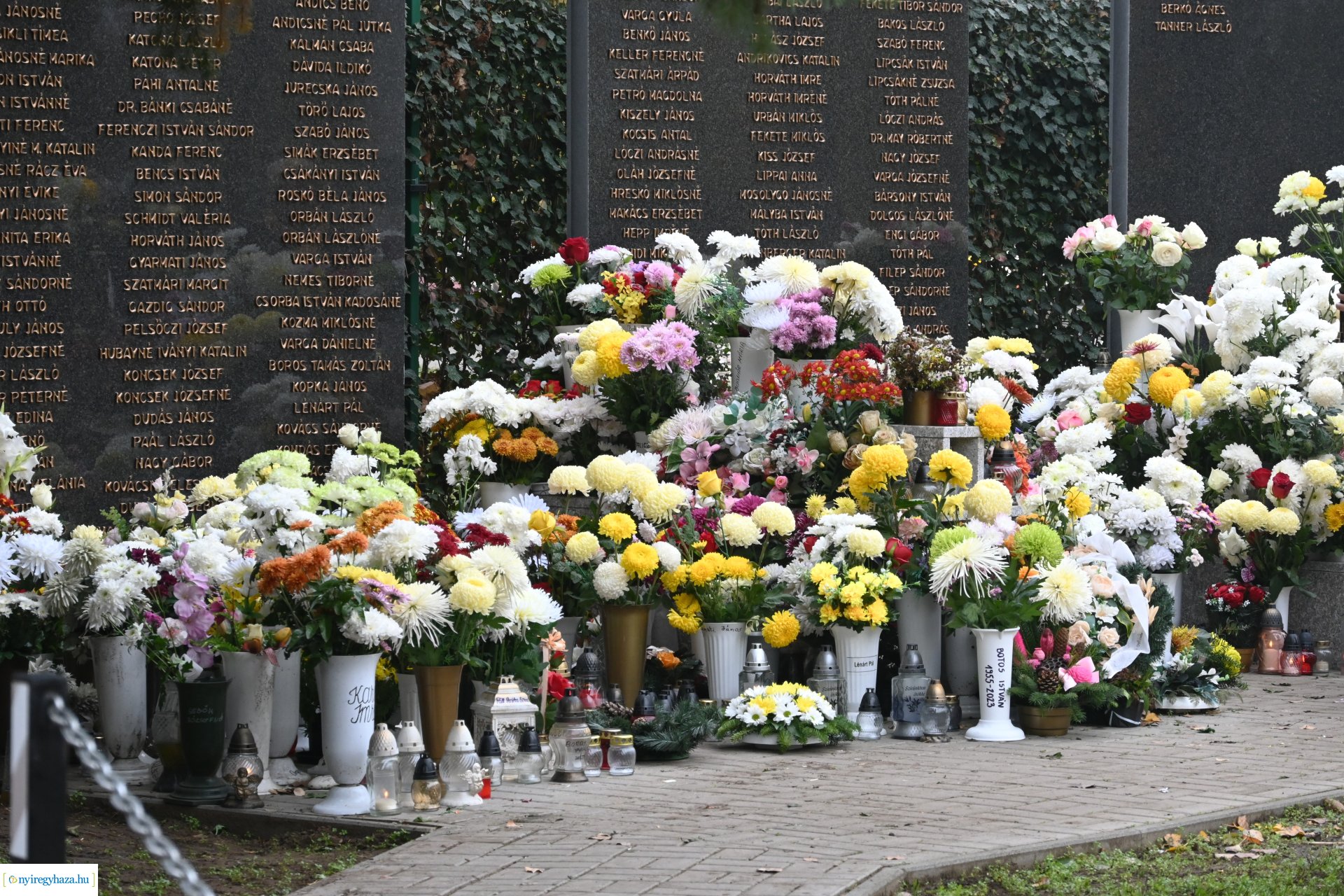 Virágözön az Északi temetőben