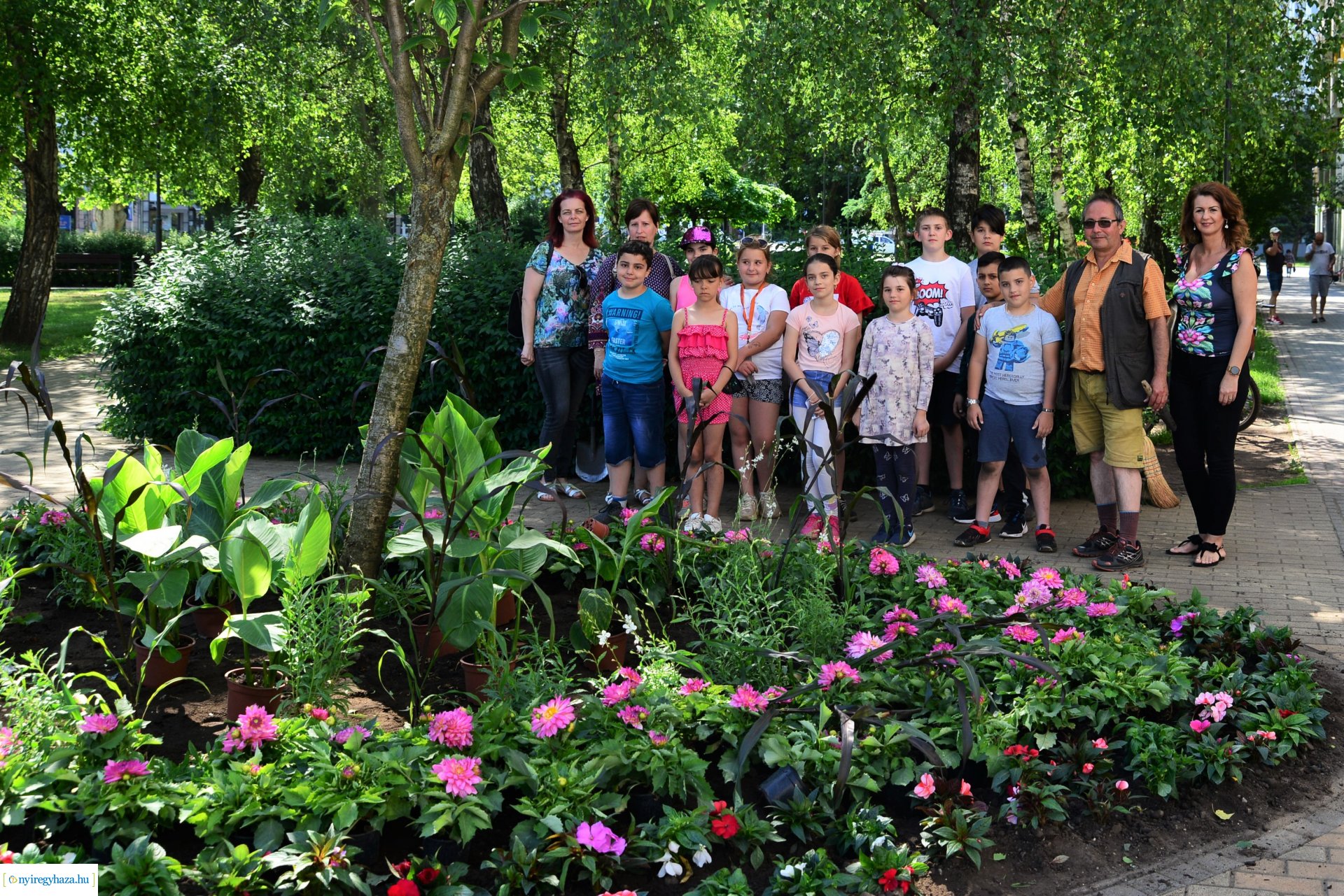 Virágültetés a belvárosban az ÖKOSULI program keretében