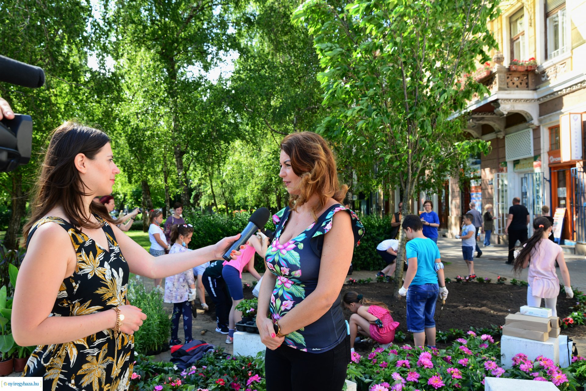 Virágültetés a belvárosban az ÖKOSULI program keretében